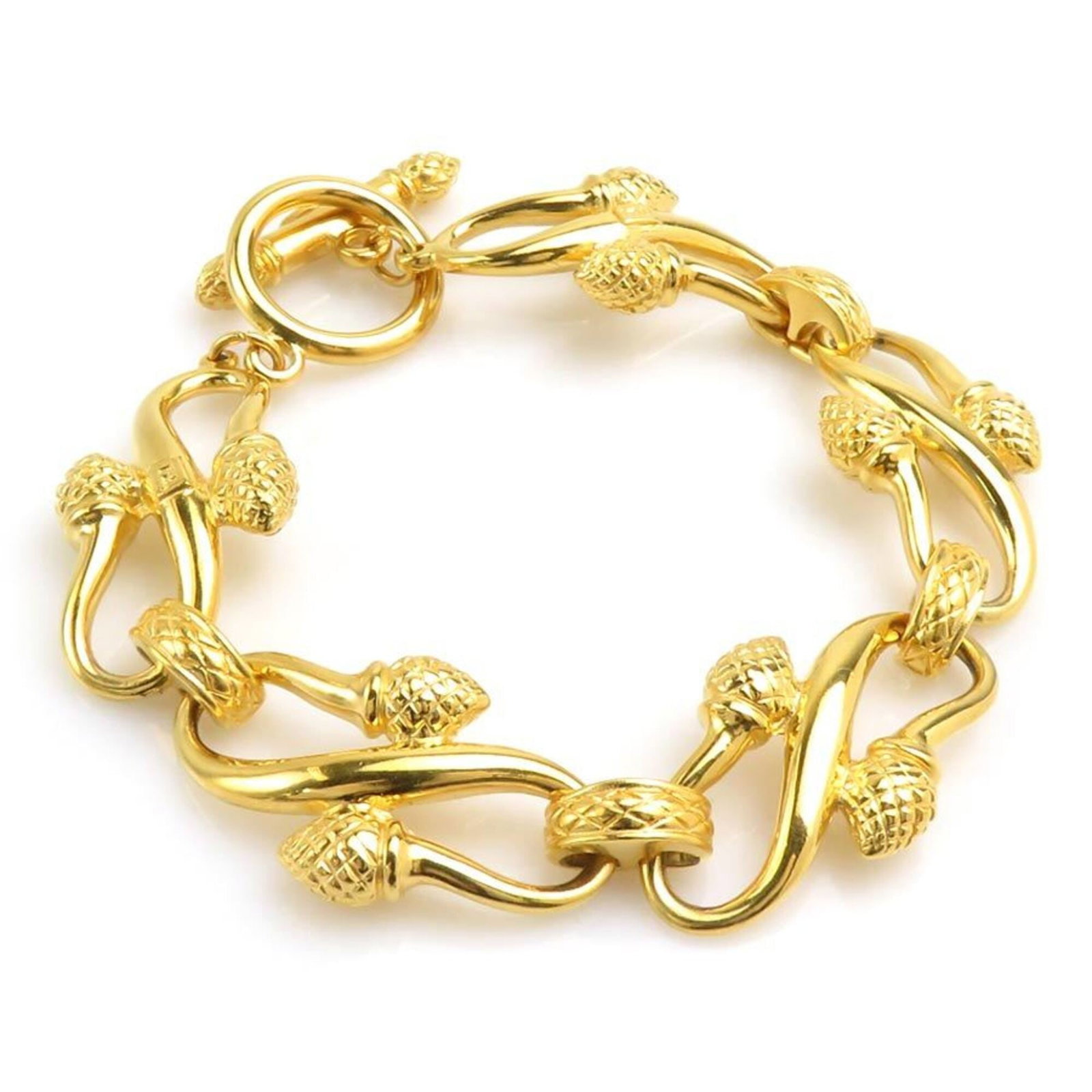 Metal Charm Fendi bracelet: Metal Charm Fendi bracelet Gold Fendi metal charm bracelet with 18cm length, bearing traces of usage and minor scratches. This used charm bracelet features the iconic Fendi brand and metal material.