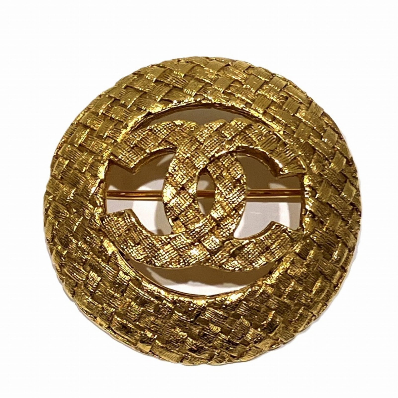 Gold Plating Brooch Chanel: Gold Plating Brooch Chanel Gold Plating Brooch Chanel bears a signature, made from gold plating material, and features a vintage design. Weights approximately 17g / 0.59oz, with traces of usage
