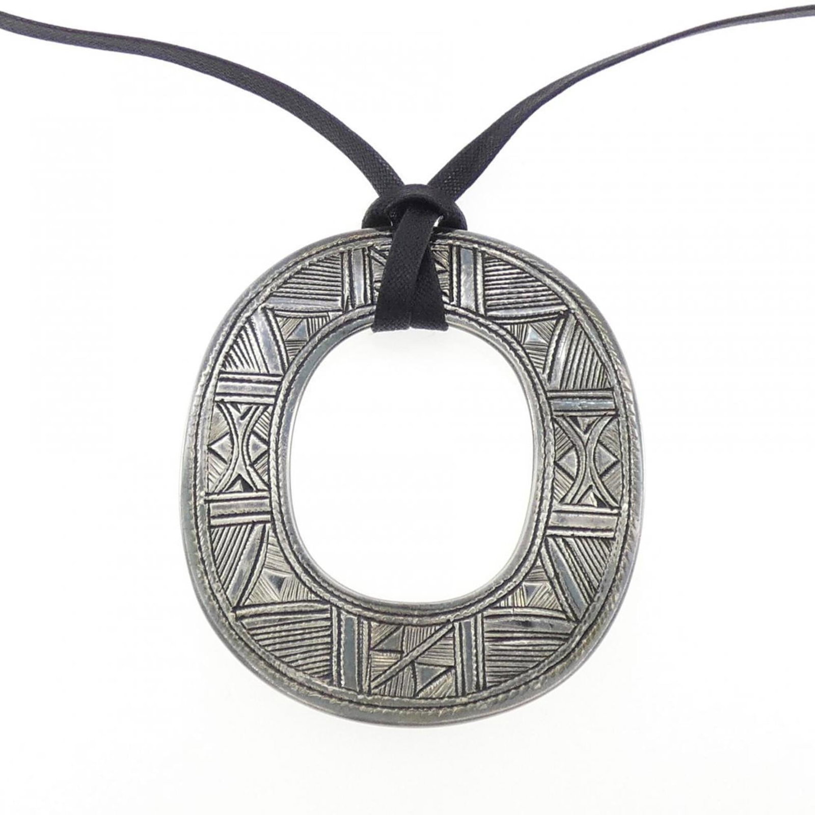 Herms Necklace Touareg: Herms Necklace Touareg Silver 925 Herm?s Necklace Touareg pendant, featuring an elegant design with a rich history. Made from durable silver, this necklace showcases a beautiful 85.8mm x 72.5mm pendan