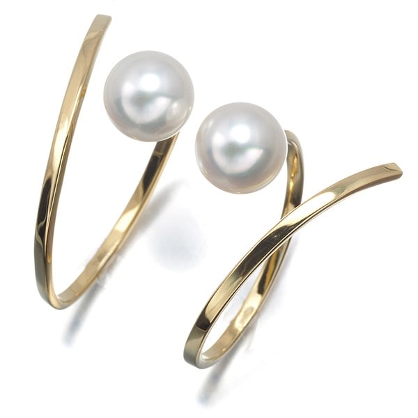 Tasaki Earrings Akoya Pearl 8.1Mm A Fine Balance Hoop 18K 750 Yellow Gold: Tasaki Earrings Akoya Pearl 8.1Mm A Fine Balance Hoop 18K 750 Yellow Gold Tasaki Earrings feature an 8.1mm Akoya pearl set in an elegant 18k yellow gold Fine Balance Hoop design, showcasing a fine bal