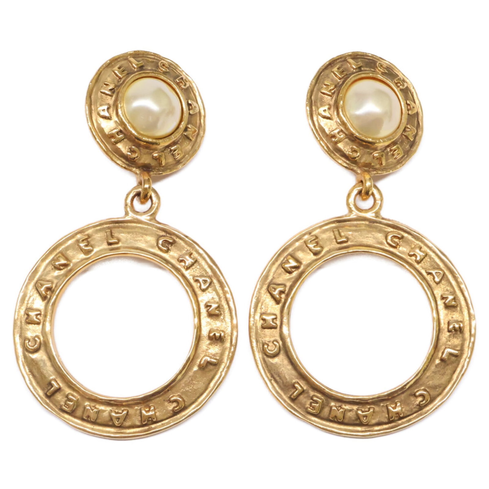 Clip earrings gold plating by Chanel: Clip earrings gold plating by Chanel Clip earrings in gold plating by renowned luxury brand Chanel, featuring a timeless design. The item bears traces of usage and minor damages/dirt, but remains in a