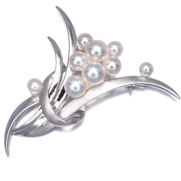 Tasaki Brooch Baby Akoya Pearl 4.5-7.1Mm Leaf Textured Silver: Tasaki Brooch Baby Akoya Pearl 4.5-7.1Mm Leaf Textured Silver Tasaki Brooch Baby Akoya Pearl 4.5-7.1Mm Leaf Textured Silver features a cultured Akoya pearl with a leaf textured silver setting,
