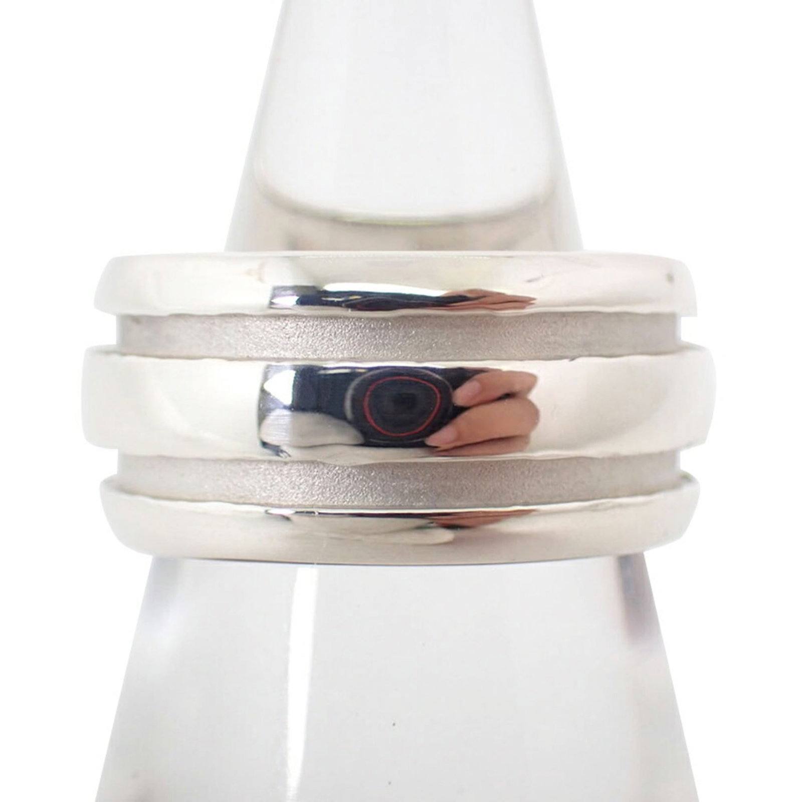 Sterling Silver Ring Tiffany Band: Sterling Silver Ring Tiffany Band Sterling silver ring with Tiffany band, featuring a classic design. Made from high-quality sterling silver (925), this band showcases the brand's signature style. In
