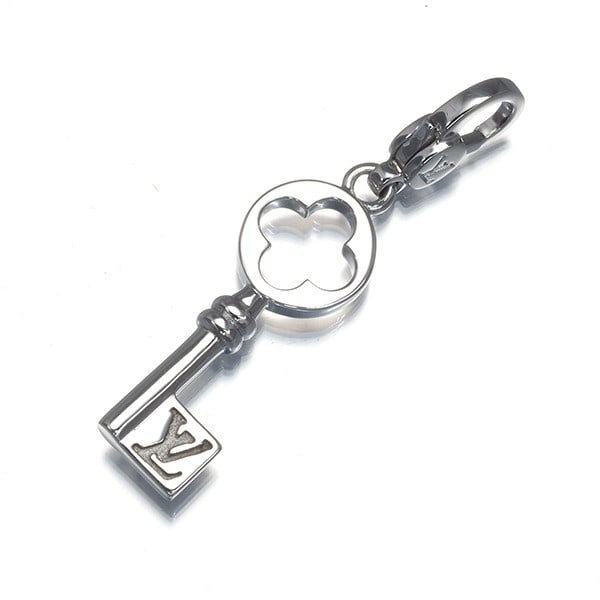 De Monogram Pendant Key Lv Charm 18K Wg Charm Louis Vuitton: De Monogram Pendant Key Lv Charm 18K Wg Charm Louis Vuitton 18k White Gold De Monogram Pendant Key Charm from Louis Vuitton features an iconic key design with the signature Cles Pendant shape, charact