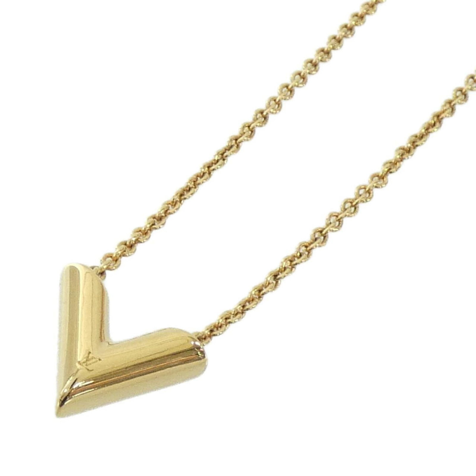 Louis Vuitton Essential V Necklace M61083: Louis Vuitton Essential V Necklace M61083 Gold Louis Vuitton Essential V Necklace with 14mm x 11mm Pendant, suitable for necks measuring 41-45.5 cm in circumference. The necklace bears a few traces of