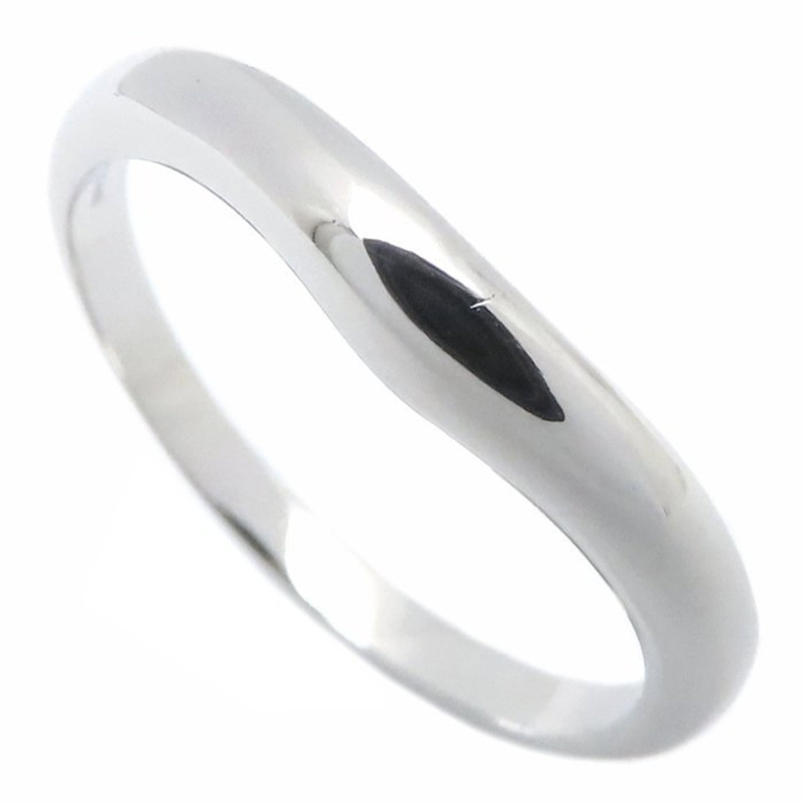 Ring in platinum 950 by Bvlgari: Ring in platinum 950 by Bvlgari Platinum 950 by Bvlgari, a luxurious band ring in exceptional condition, boasts the hallmark of high-end craftsmanship. With its sleek design and premium materials,
