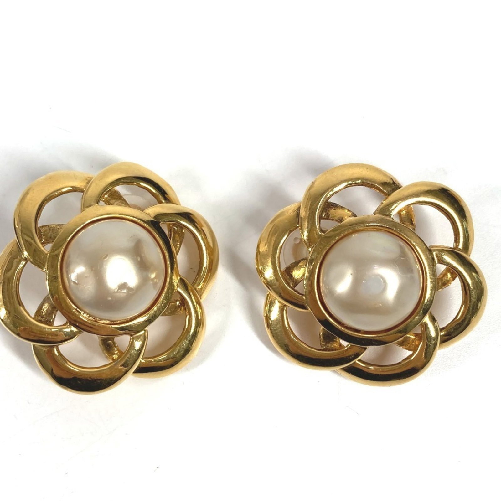 Clip earrings metal by Chanel: Clip earrings metal by Chanel Gold clip earrings by Chanel, bearing traces of usage and minor scratches. These metal earrings are in good condition despite showing signs of wear. The classic design re
