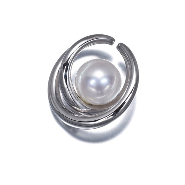 Mikimoto Pendant Akoya Pearl 7.4Mm 18K 750 White Gold: Mikimoto Pendant Akoya Pearl 7.4Mm 18K 750 White Gold 18k white gold pendant showcases a stunning Akoya pearl measuring 7.4mm, expertly crafted in Mikimoto's signature style. The intricate design