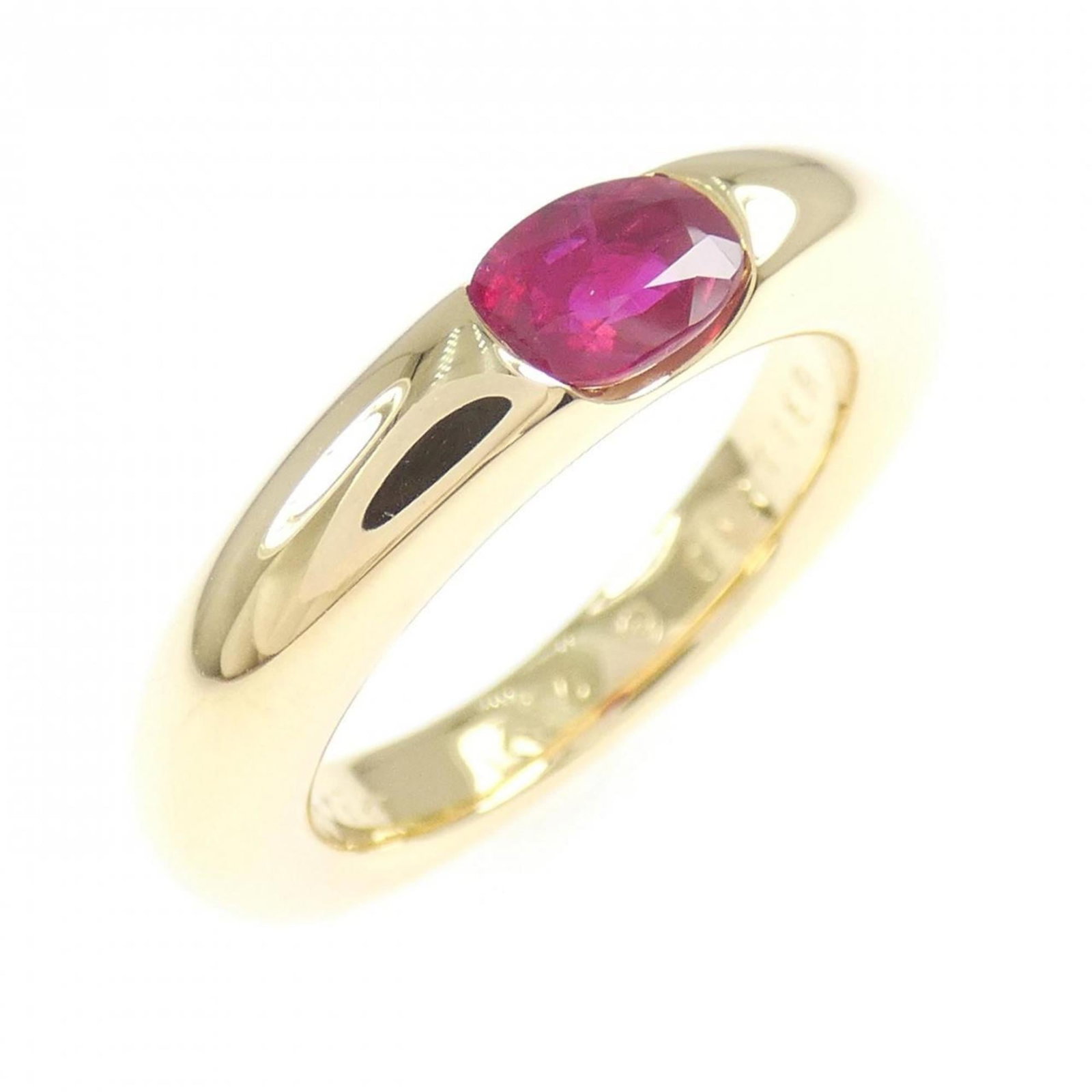Yellow Gold Ring 18K Cartier: Yellow Gold Ring 18K Cartier Yellow Gold Ring 18K Cartier features a striking ruby stone set in an 18K yellow gold band, crafted with attention to detail. The ring boasts a classic design and measures