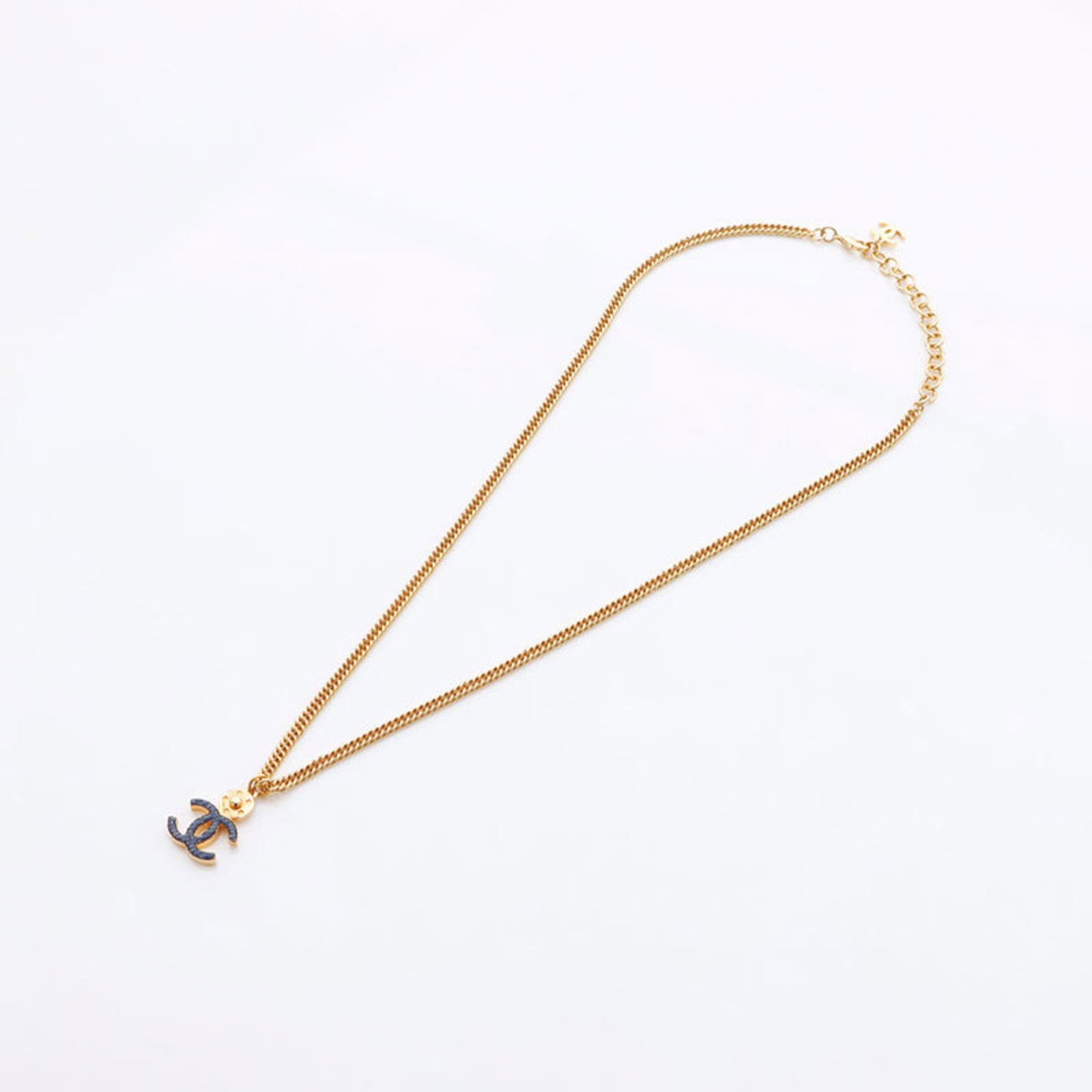 Coco Mark Star Necklace Gold Blue Chanel Ws11257: Coco Mark Star Necklace Gold Blue Chanel Ws11257 Blue and gold Chanel necklace with a 20mm x 20mm pendant, available in a 52 cm / 20.47'' adjustable neck circumference. This used necklace features a