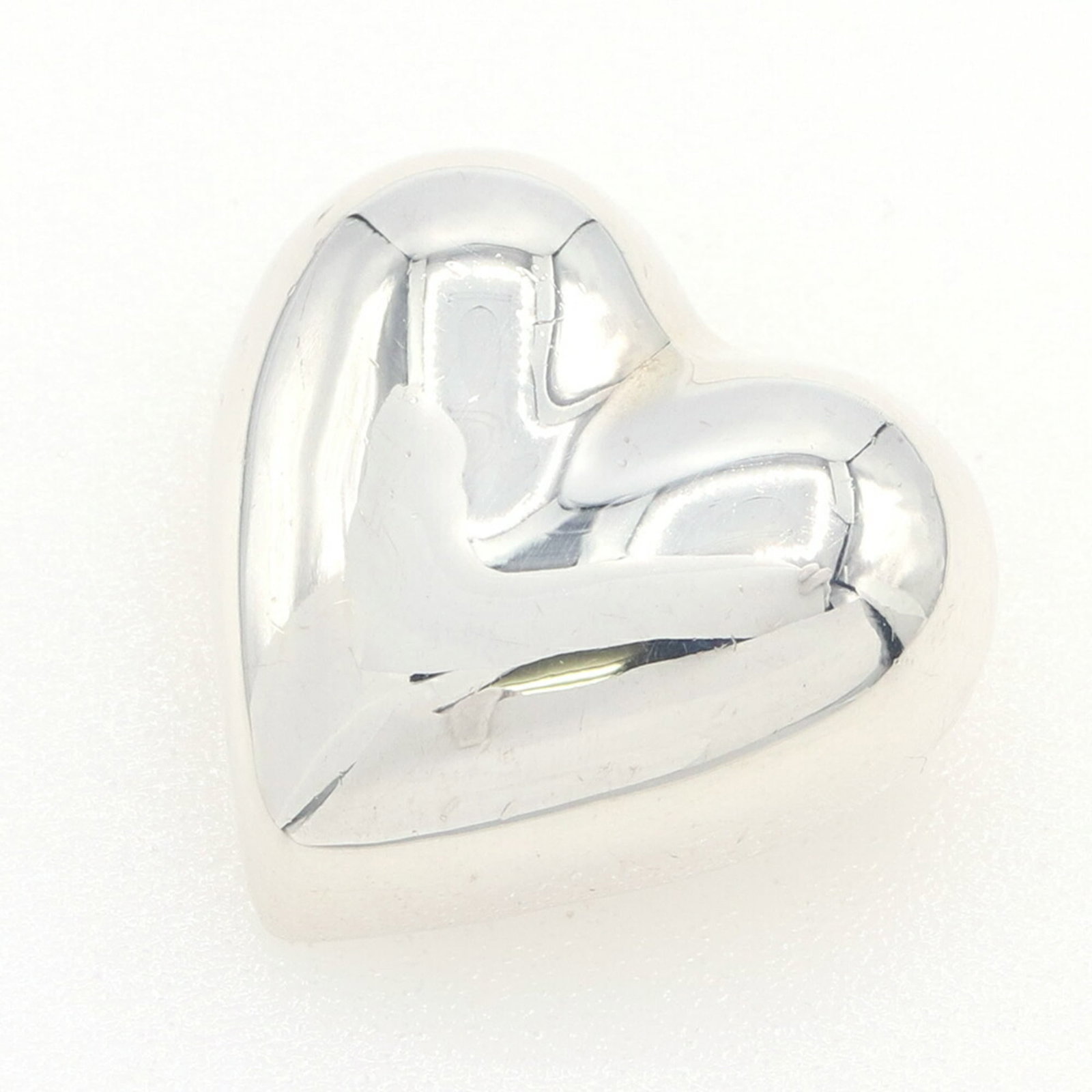 Sterling Silver Pin Brooch Tiffany: Sterling Silver Pin Brooch Tiffany Sterling Silver Pin Brooch Tiffany features a beautiful design crafted from high-quality sterling silver. The brooch measures 2.4cm x 2.2cm x 8.00mm and bears a few 
