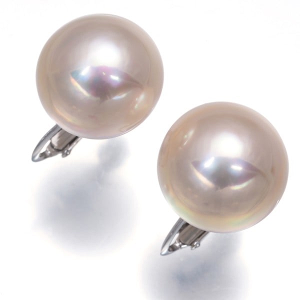 Tasaki Earrings Mabe Pearl 14.1Mm/ 14.4Mm Solitaire 18K 750 White Gold: Tasaki Earrings Mabe Pearl 14.1Mm/ 14.4Mm Solitaire 18K 750 White Gold Tasaki Earrings feature a stunning Mabe Pearl, measuring 14.1Mm and 14.4Mm in diameter, set in 18k white gold. The earrings