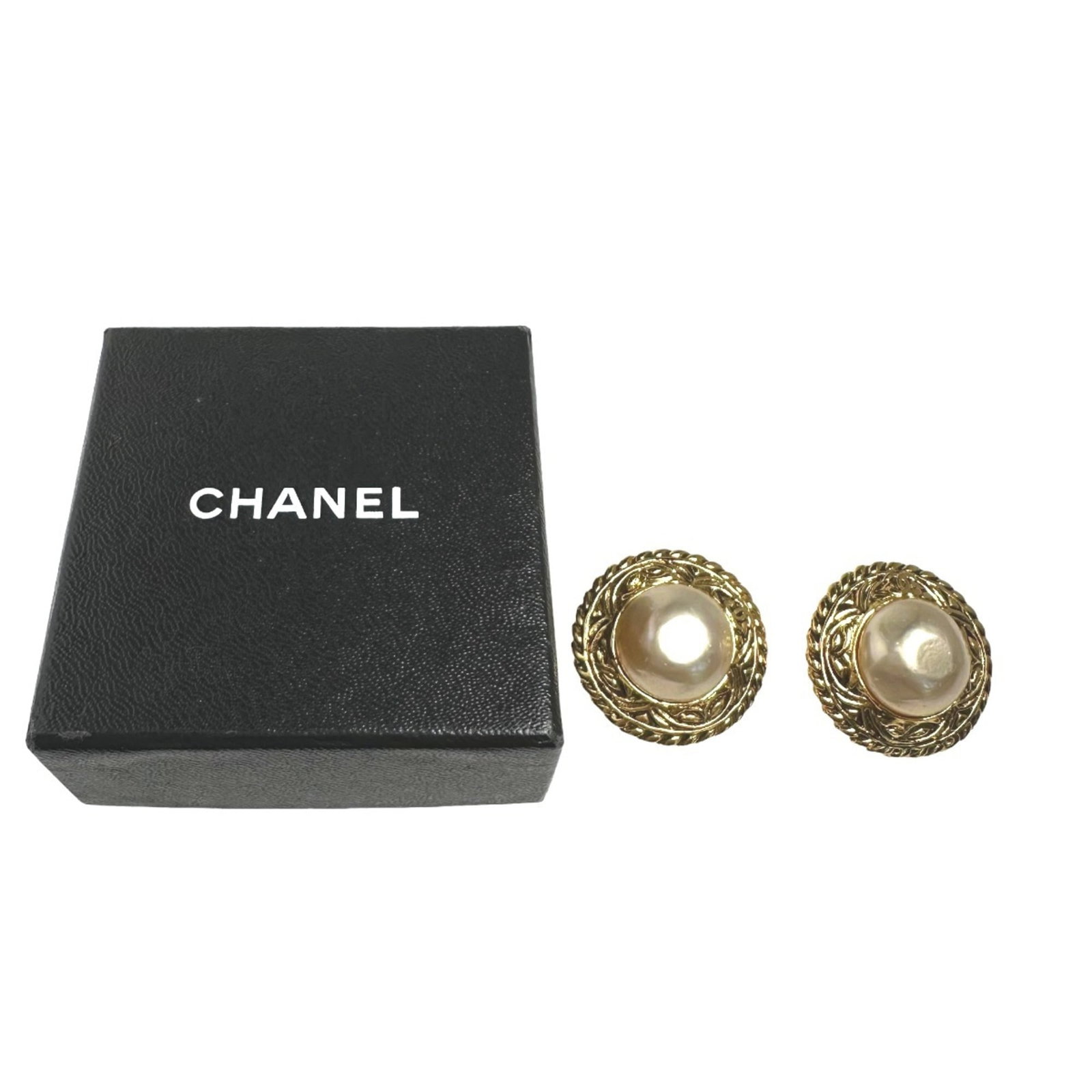 Clip earrings gold plating by Chanel: Clip earrings gold plating by Chanel Clip earrings in gold plating from the iconic Chanel brand, featuring a sleek design with subtle details. Measuring 30mm x 30mm, these clip earrings showcase a
