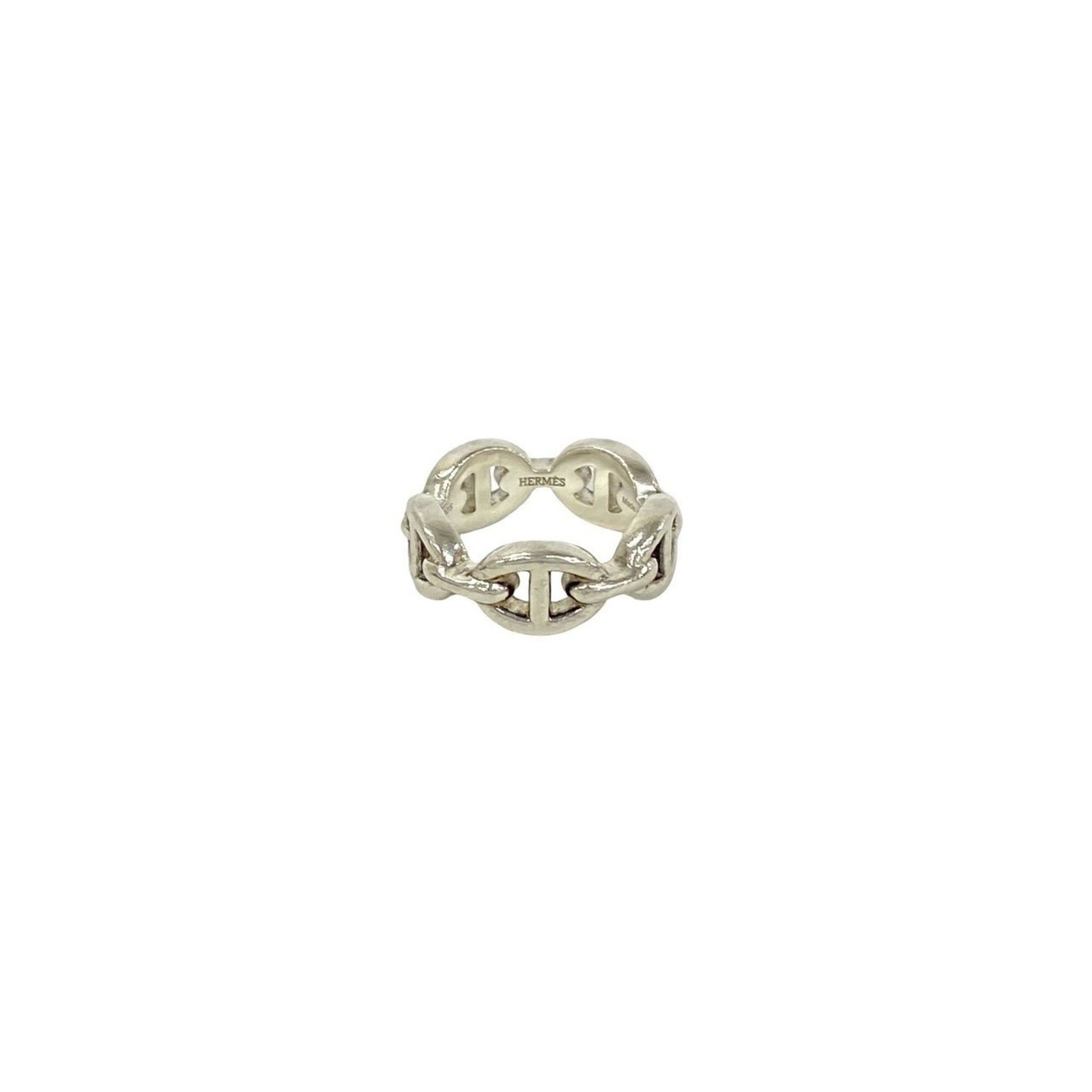 Ring Hermes Silver Band 925: Ring Hermes Silver Band 925 Silver band ring from Hermes, made from high-quality silver (925). The ring has some signs of usage, including scratches and dirt, but remains in good condition. A