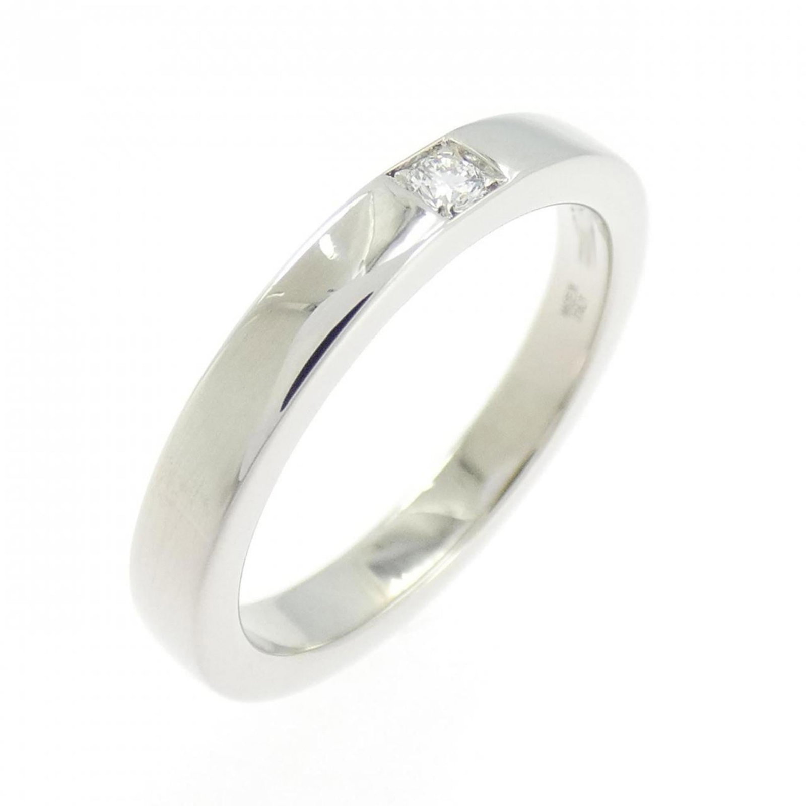 Ring in platinum 950 by Bvlgari: Ring in platinum 950 by Bvlgari Platinum 950 band ring from Bvlgari features a diamond stone and is made from high-quality platinum. This like-new, used item has hardly any signs of wear and is a grea