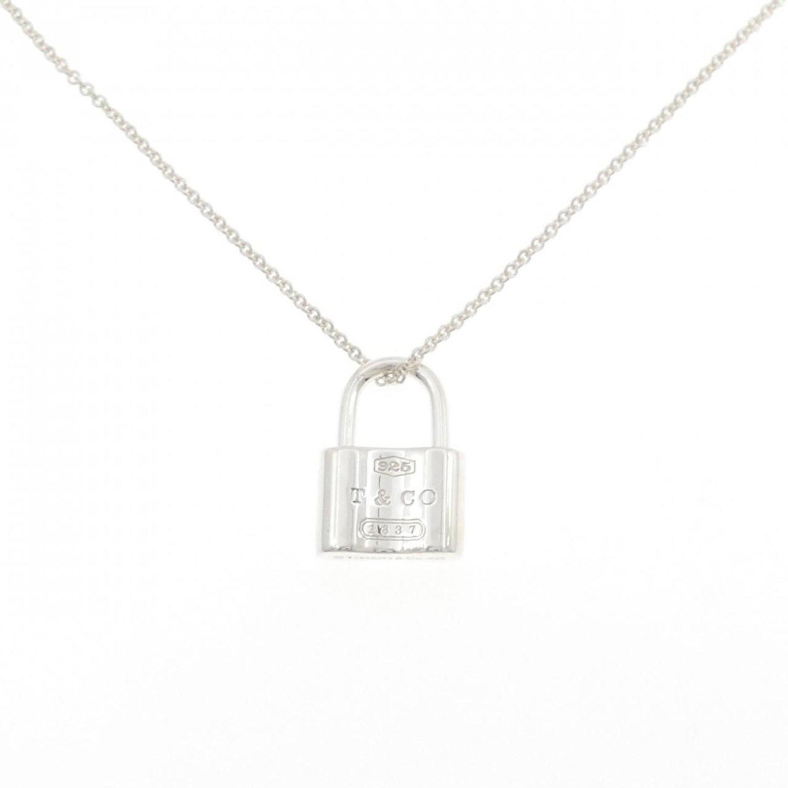 Tiffany 925 Necklace: Tiffany 925 Necklace Tiffany's iconic silver necklace features a stunning pendant, measuring 20.5mm x 14.5mm, suspended from a 42 cm chain. The piece boasts a classic design, showcasing the brand's si