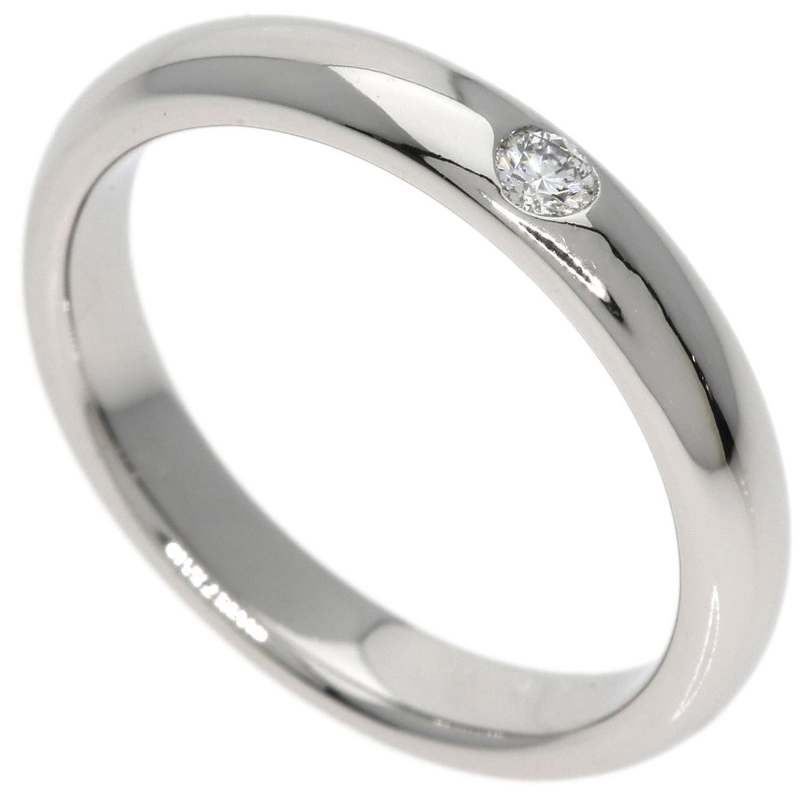 Platinum Ring Band Harry Winston 950: Platinum Ring Band Harry Winston 950 Platinum Ring Band from Harry Winston, featuring a women's band ring made from platinum 950. The item bears some scratches and dirt but remains in very good condit