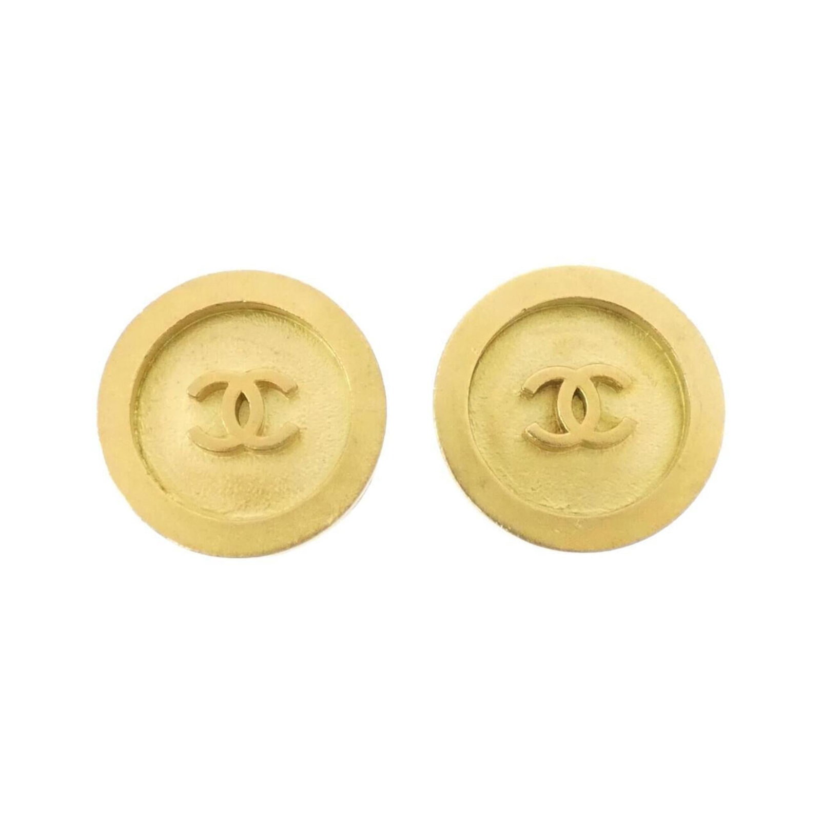 Chanel Clip Earrings: Chanel Clip Earrings Gold Chanel clip earrings with a classic design, measuring 30mm x 30mm. The item shows signs of usage and minor damage, but remains in acceptable condition for continued wear.