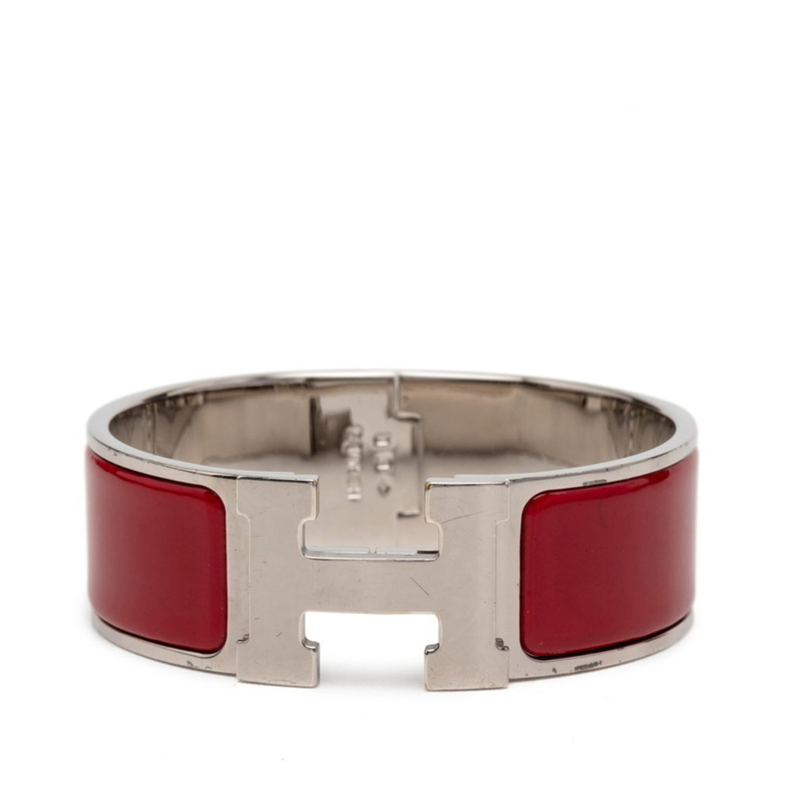 Metal Enamel Charm Hermes Bracelet: Metal Enamel Charm Hermes Bracelet Metal Enamel Charm Hermes Bracelet. This used charm bracelet features a striking red color and silver metal with enamel details, measuring 16cm in length and 1.9cm i