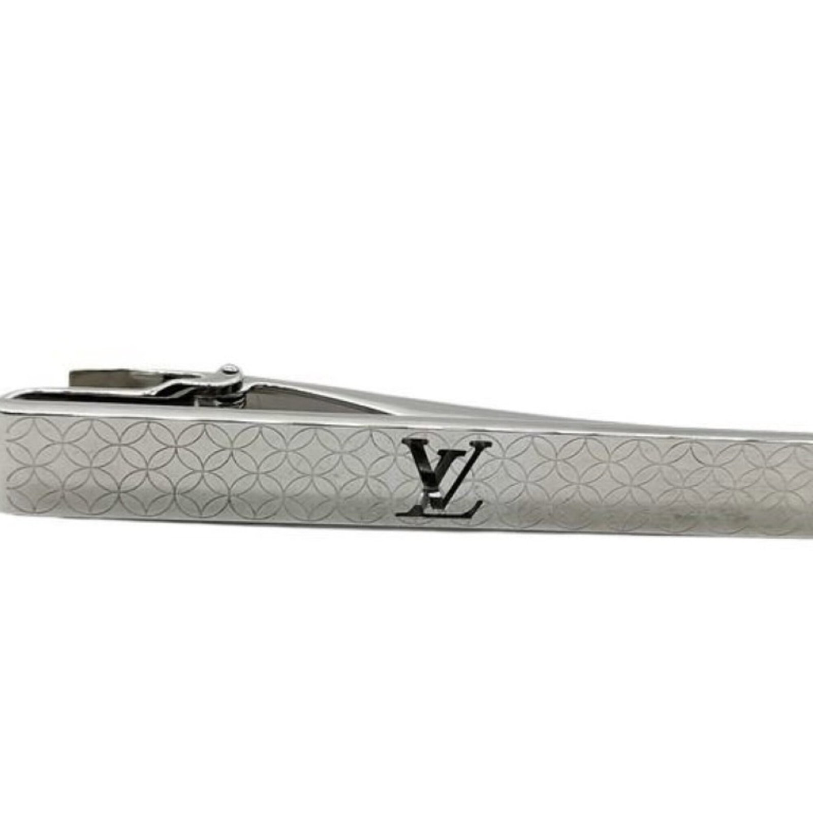 Tie pin metal by Louis Vuitton: Tie pin metal by Louis Vuitton Silver Louis Vuitton tie pin, measuring 60.00mm x 8.00mm, bears the signature of its creator and is made from metal. Traces of usage are visible, with scratches and