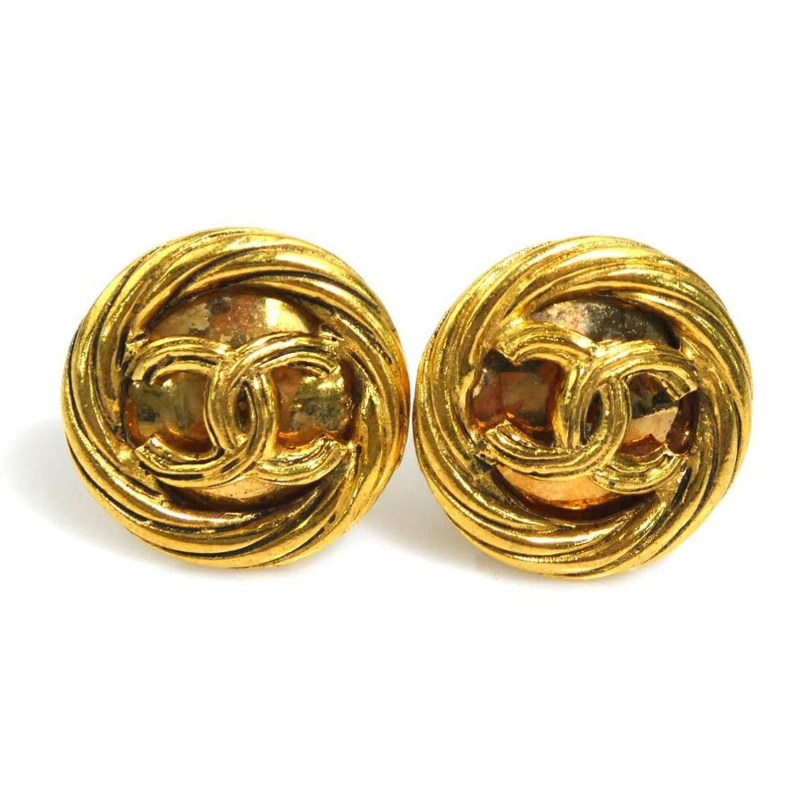 Clip earrings metal by Chanel: Clip earrings metal by Chanel Gold clip earrings by Chanel, bearing traces of usage and minor scratches. These metal earrings are in good condition despite showing signs of wear. The classic design re