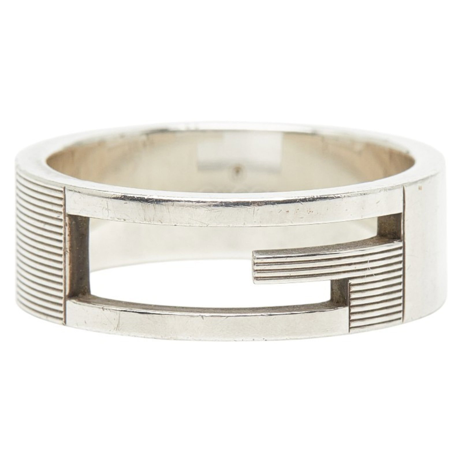 Gucci ring band silver 925: Gucci ring band silver 925 Silver 925 ring band from Gucci, featuring a sleek and modern design. The item shows signs of use, with minor scratches and dirt visible, but remains in good condition