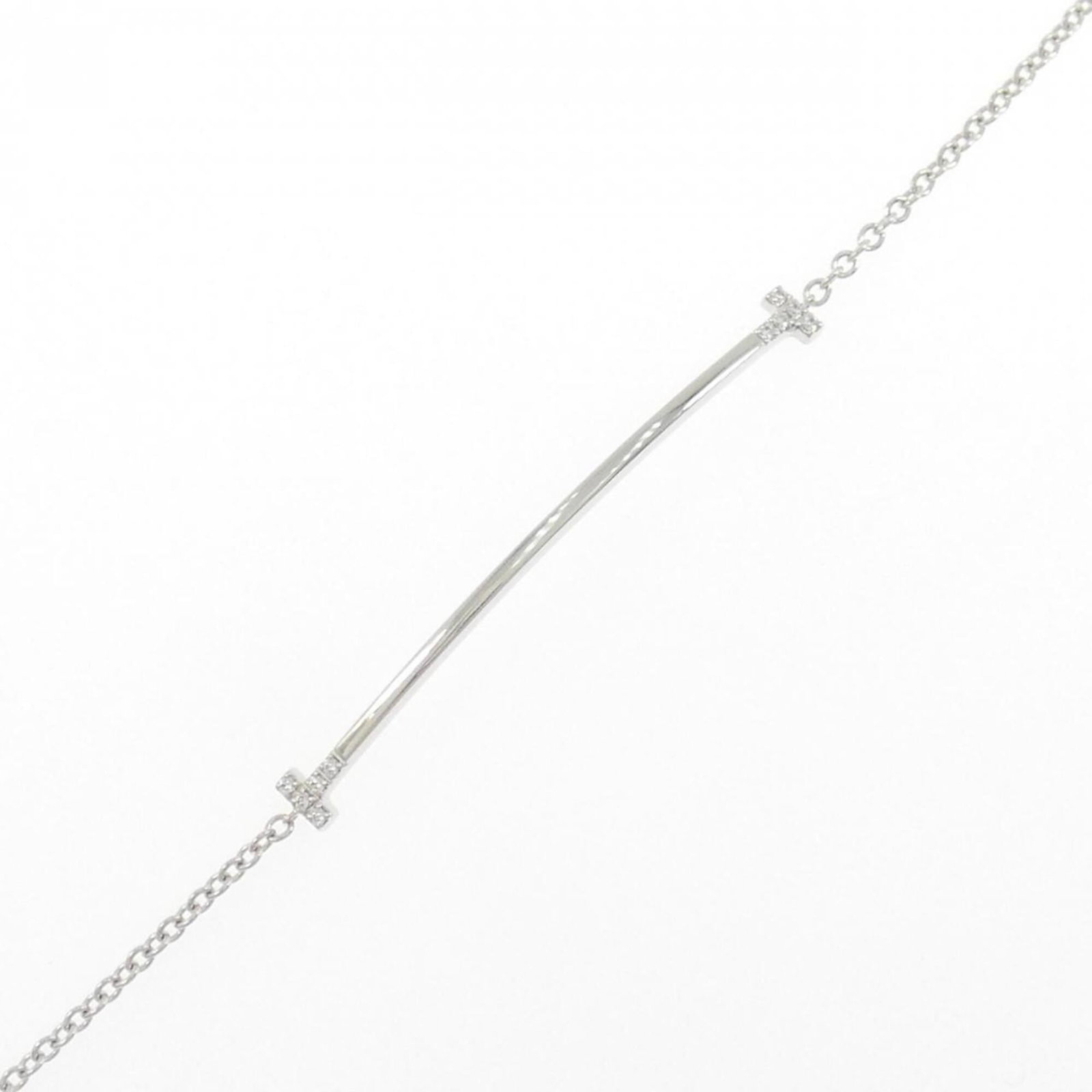 Charm Tiffany White Gold (18K): Charm Tiffany White Gold (18K) Charm Tiffany White Gold (18K) boasts a sleek design with a subtle shine, crafted from high-quality white gold. This 15cm charm bracelet features a diamond stone, adding