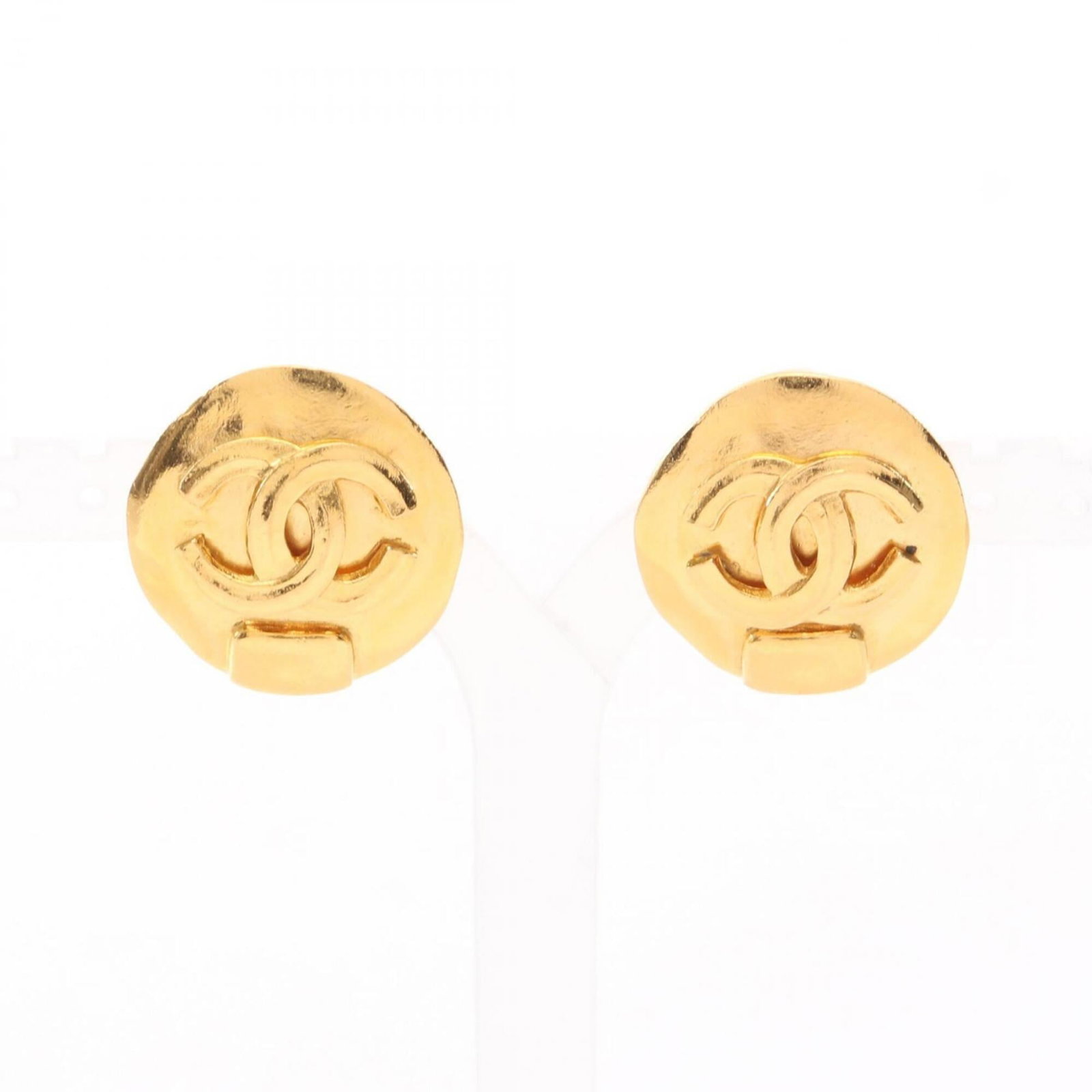Clip earrings gold plating by Chanel: Clip earrings gold plating by Chanel Clip earrings in gold plating by Chanel, featuring a classic design with a subtle touch of luxury. Made from durable gold plating, these clip earrings are a