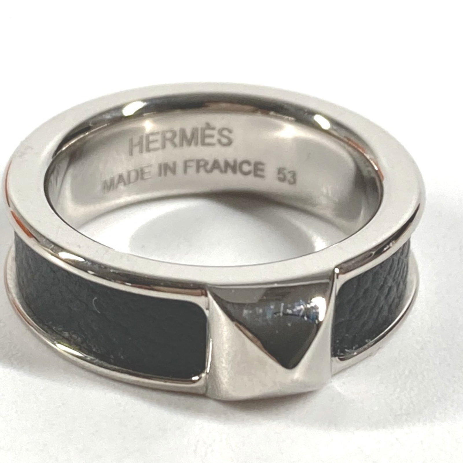 Metal leather ring band Hermes: Metal leather ring band Hermes Used (very good) black leather and metal band ring from Hermes, featuring a classic design. This item has hardly any traces of usage, making it a nice find for those