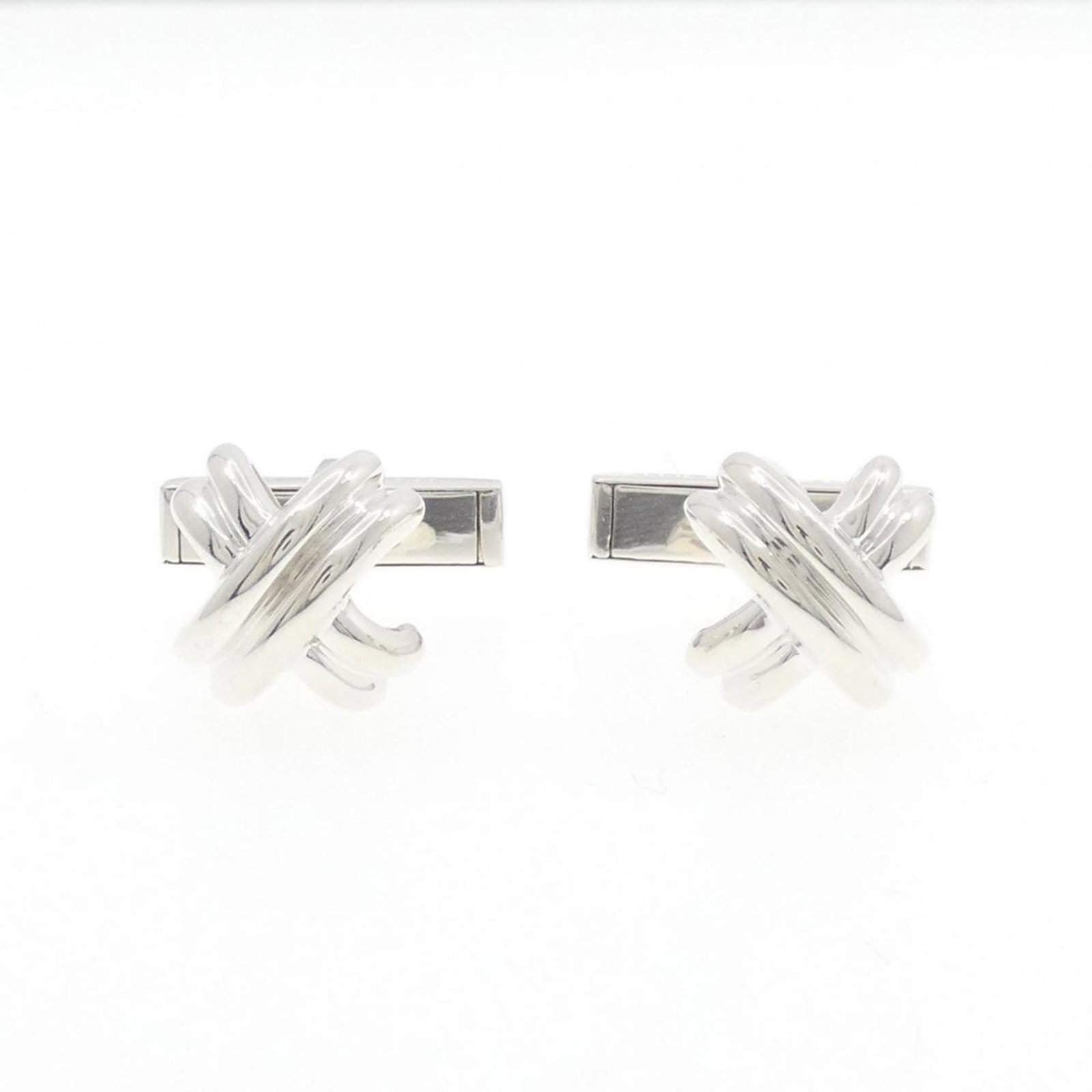 Silver cufflinks Tiffany 925: Silver cufflinks Tiffany 925 Silver cufflinks Tiffany 925 are crafted from high-quality silver, measuring 13.00mm x 13.00mm in size. With a few traces of usage and minor scratches, these cufflinks rem