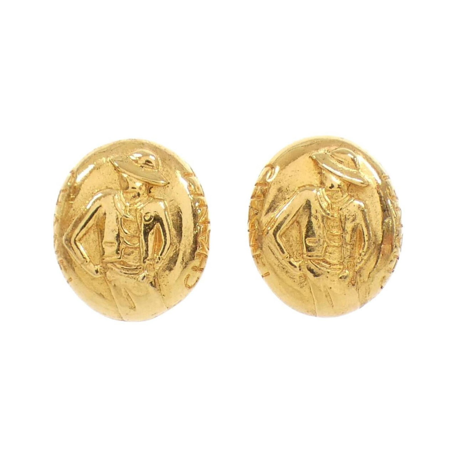 Chanel Clip Earrings: Chanel Clip Earrings Chanel Clip Earrings in Gold, featuring a classic design with a few traces of usage, some scratches / dirt visible but overall in very good condition. The earrings measure 25.00mm