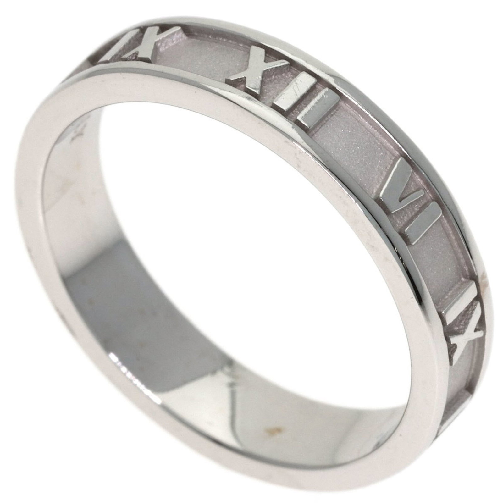 Tiffany Band Ring White Gold (18K): Tiffany Band Ring White Gold (18K) Tiffany's iconic band ring in white gold (18K) offers timeless elegance. This used, high-quality piece features some minor scratches and dirt but remains in very goo