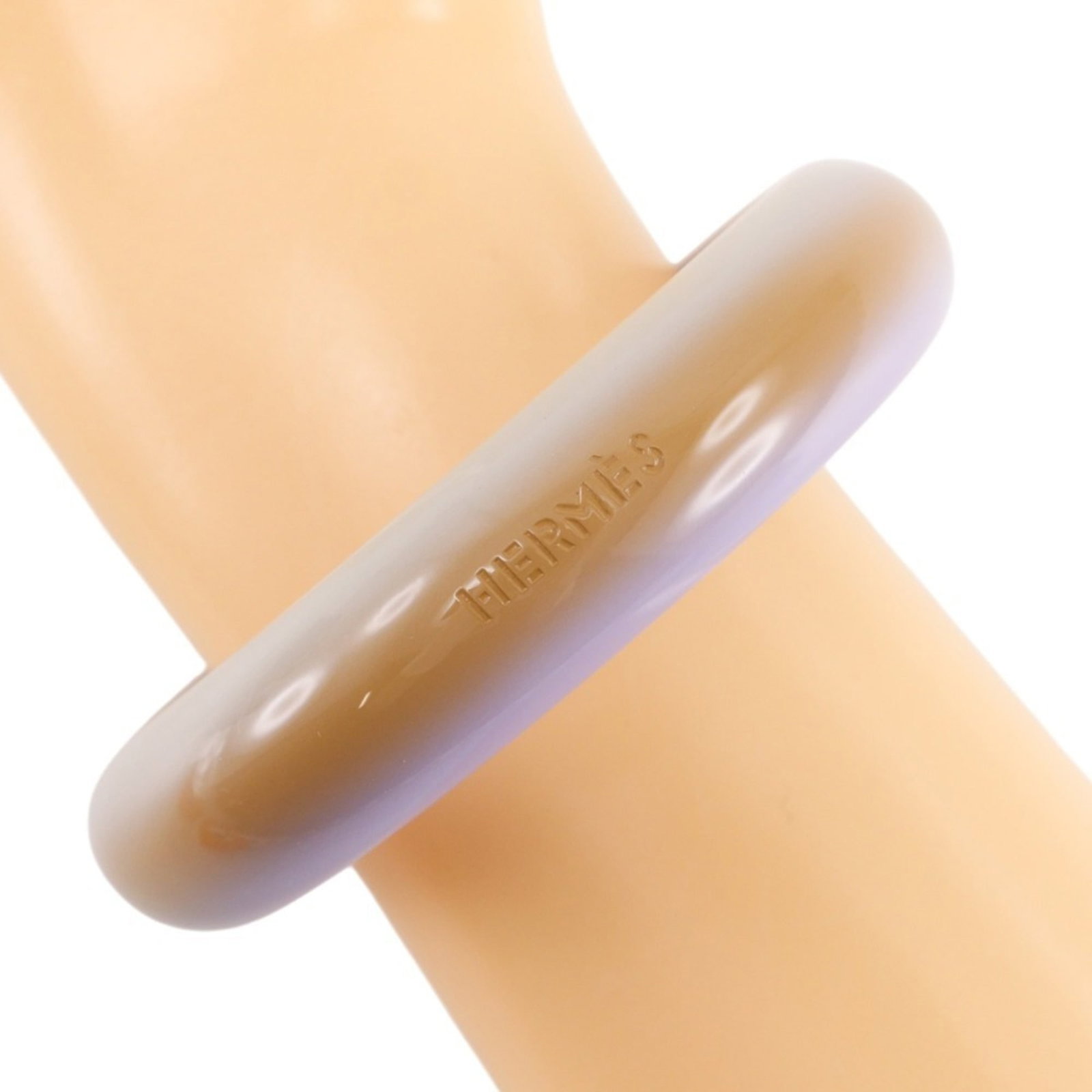 Hermes Bangle: Hermes Bangle The Hermes bangle boasts a sleek gray and purple color combination, measuring 19.5cm in length. With some minor traces of usage visible, it retains its overall condition despite a few sc
