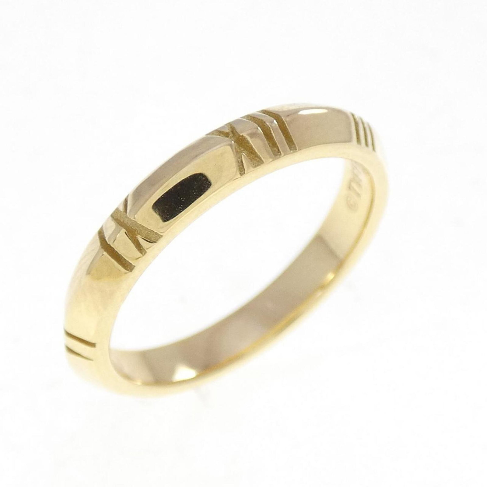 Tiffany Ring Gold Yellow 18K: Tiffany Ring Gold Yellow 18K 18K yellow gold band ring from Tiffany, featuring a subtle shine and elegant design. The ring shows some signs of wear, with minor scratches and dirt, but remains in very 