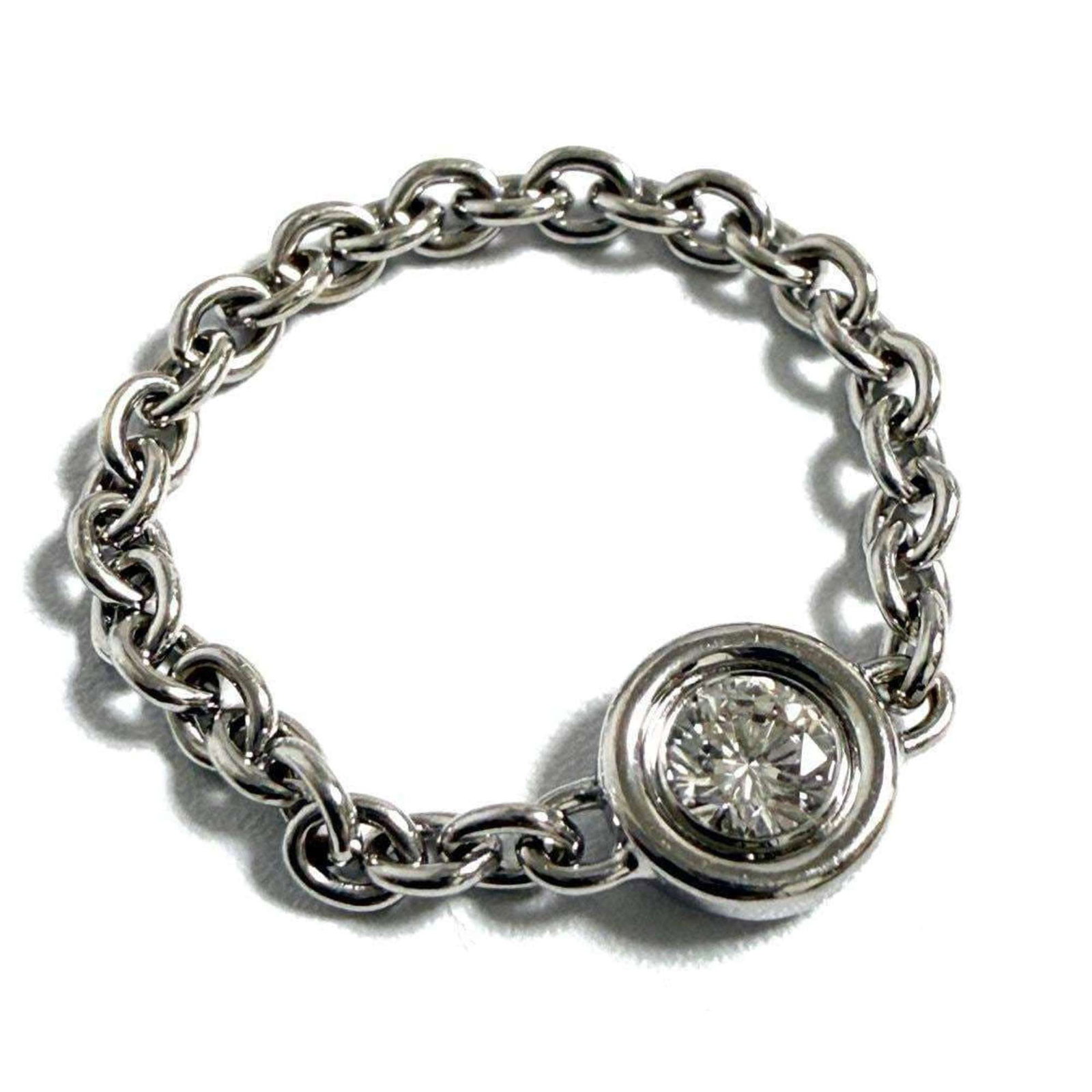 Christian Dior Band Ring in White Gold 18K: Christian Dior Band Ring in White Gold 18K White Gold 18K Band Ring from Christian Dior features a sleek and sophisticated design. This used band ring has some traces of usage, with minor scratches