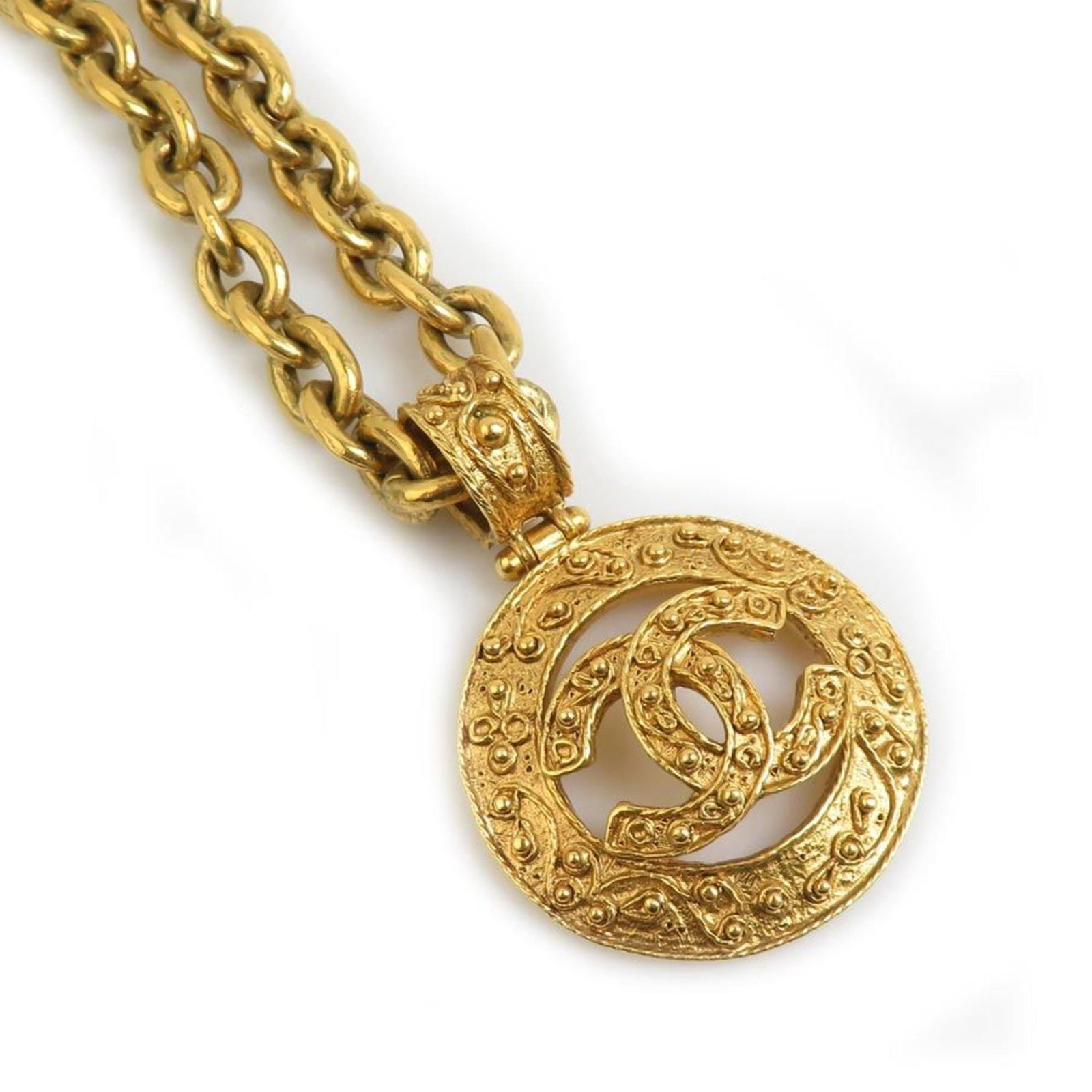 Chanel Coco Mark Metal Gold Necklace For Women E61118A: Chanel Coco Mark Metal Gold Necklace For Women E61118A Chanel's iconic Coco Mark Metal Gold Necklace for Women boasts a striking design with a 40mm x 40mm pendant, set against a gold metal chain. The