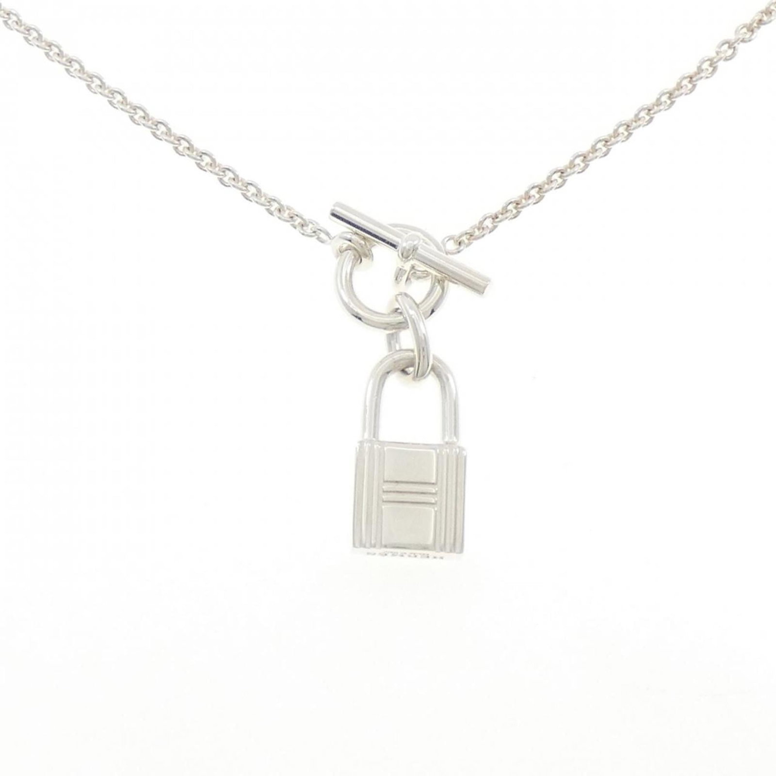Hermes Cadena Necklace: Hermes Cadena Necklace Silver 925 Hermes Cadena Necklace with a 40 cm / 15.74'' adjustable neck circumference, featuring a 32.2mm x 10.1mm pendant. The necklace bears minor signs of usage, including