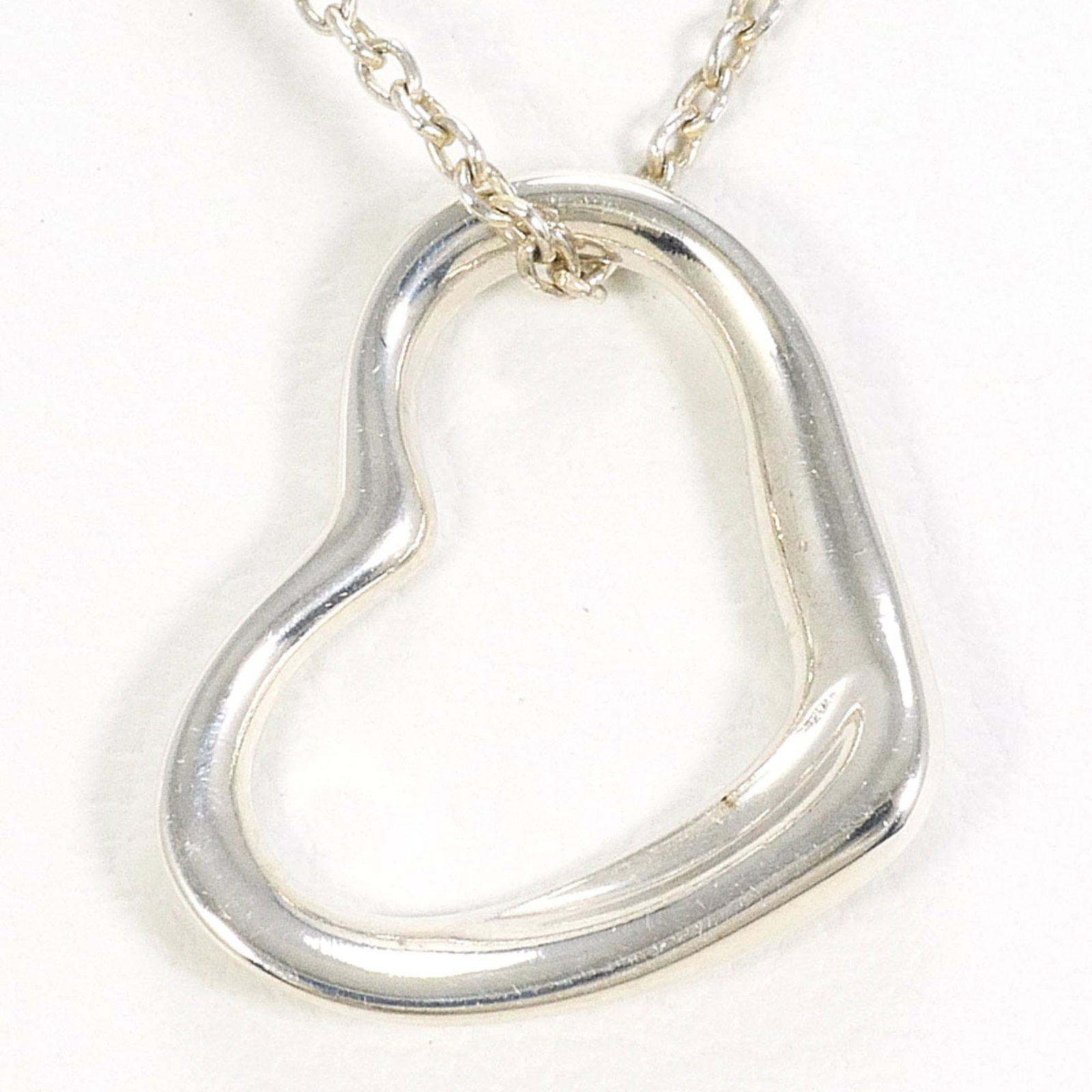 Tiffany & Co. Silver Necklace Total Weight: Approx. 1.8G 43Cm Like New: Tiffany & Co. Silver Necklace Total Weight: Approx. 1.8G 43Cm Like New Tiffany & Co. Silver Necklace, a timeless piece with a total weight of approximately 1.8G, boasts a sleek design featuring a