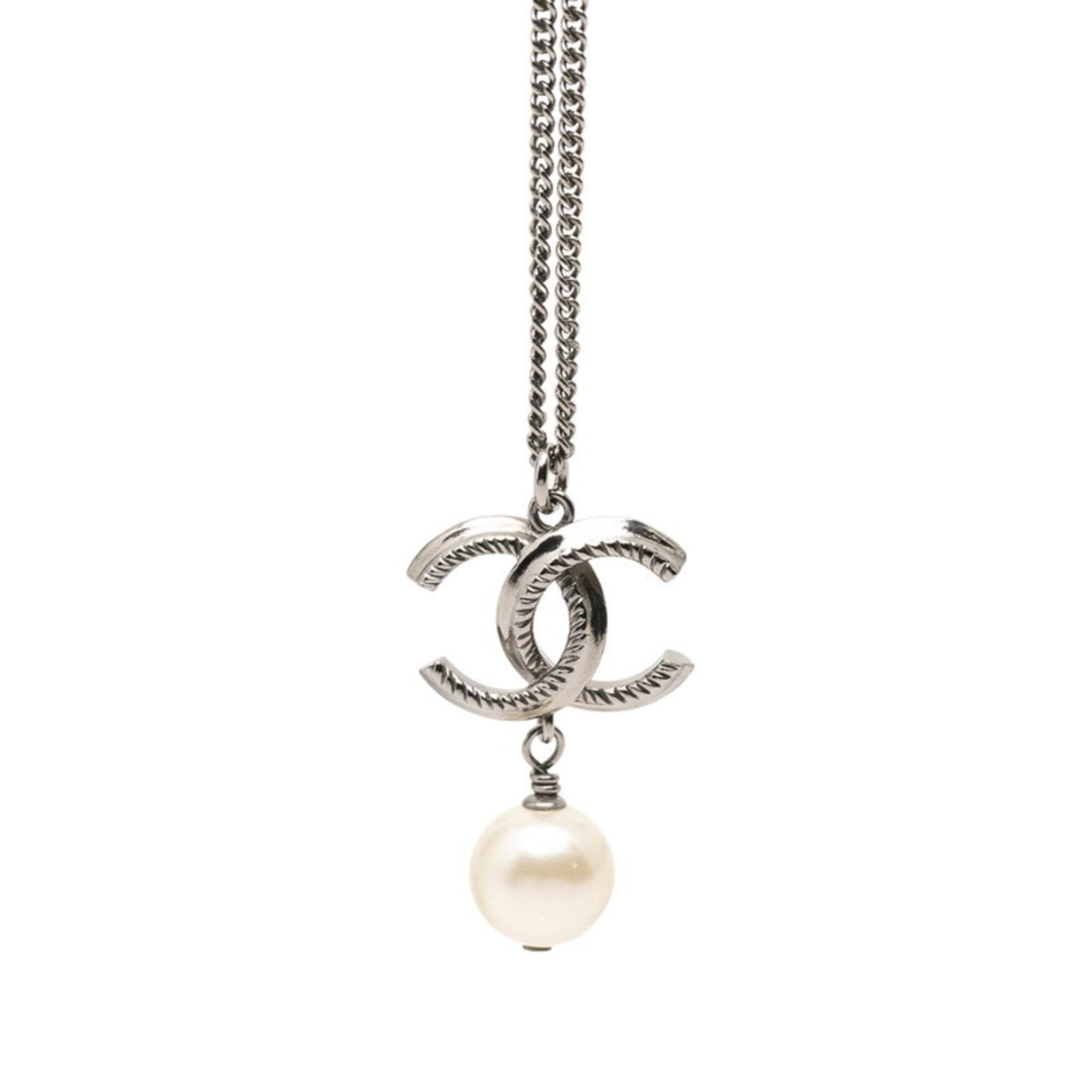 Women's Chanel Coco Mark Necklace in Silver Faux Pearl B12A: Women's Chanel Coco Mark Necklace in Silver Faux Pearl B12A Silver faux pearl necklace from Chanel's Coco Mark collection, featuring a 30.3mm x 18.7mm pendant with artificial pearls and a silver