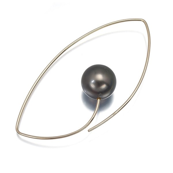 Hoop Earring 10K 11.7 Yellow Gold South Black Pearl Sea: Hoop Earring 10K 11.7 Yellow Gold South Black Pearl Sea Single earring featuring a South Sea pearl in yellow gold, with a 10k metal purity and a hoop design. The cultured pearl is set against a yellow