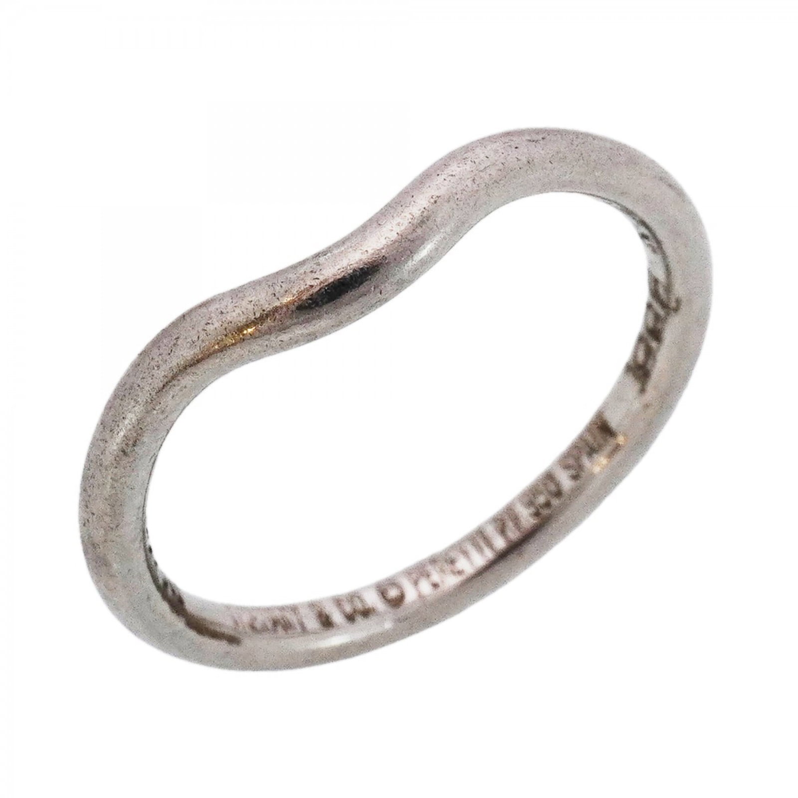 Platinum ring by Tiffany band: Platinum ring by Tiffany band Platinum ring by Tiffany features a band design made from high-quality platinum, with a US size 6 fit. The item shows signs of usage, including minor scratches and dirt, 