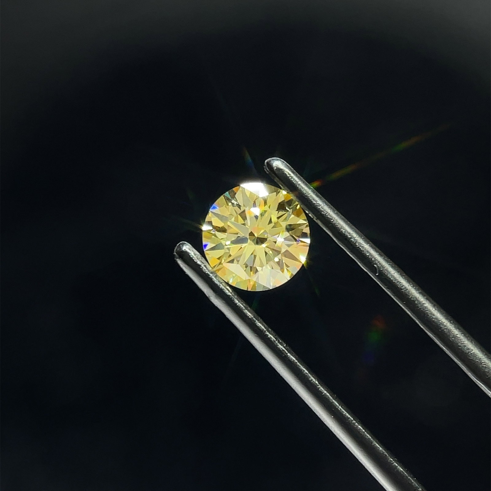 IGI Round 0.7ct Fancy Intense Yellow VVS2 - Ideal Loose Lab Diamond: IGI Round 0.7ct Fancy Intense Yellow VVS2 - Ideal Loose Lab Diamond Item Specifics: Source: This Is A Real Diamond Grown In A Lab Not Mined. Carat: 0.7 Cut: ID Color: Fancy Intense Yellow Clarity: VVS