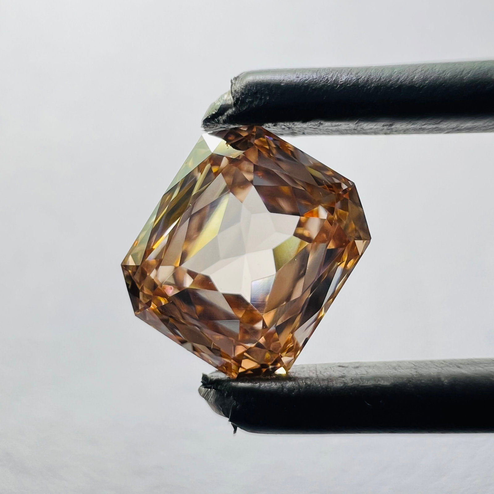 Emerald 0.88ct Orange VVS2 - Loose Lab Diamond: Emerald 0.88ct Orange VVS2 - Loose Lab Diamond Item Specifics: Source: This Is A Real Diamond Grown In A Lab Not Mined. Carat: 0.88 Cut: - Color: Orange Clarity: VVS2 Polish: VG Symmetry: VG Measureme