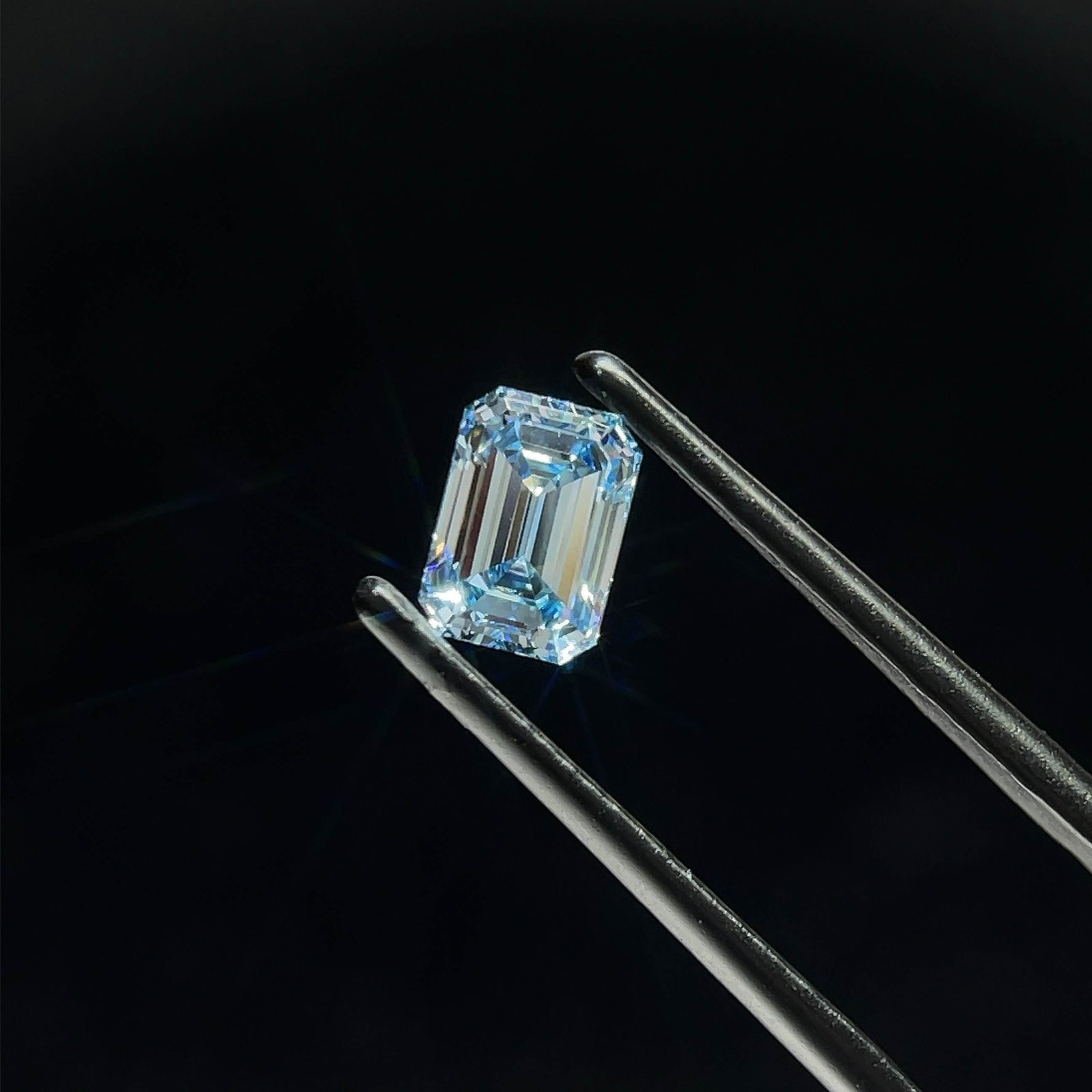 IGI Emerald 0.93ct Fancy Intense Blue VVS2 - Loose Lab Diamond: IGI Emerald 0.93ct Fancy Intense Blue VVS2 - Loose Lab Diamond Item Specifics: Source: This Is A Real Diamond Grown In A Lab Not Mined. Carat: 0.93 Cut: - Color: Fancy Intense Blue Clarity: VVS2 Polis