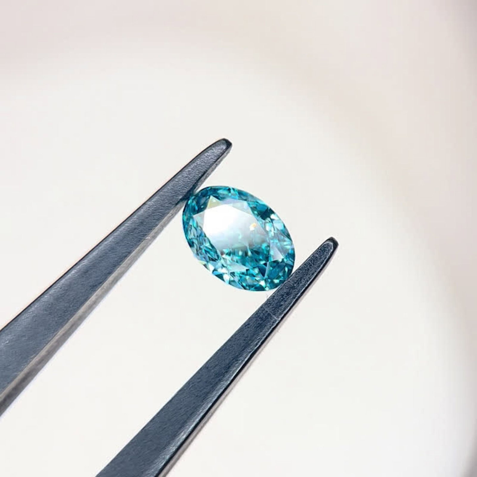 IGI Oval 1.06ct Fancy Vivid Blue VVS2 - Loose Lab Diamond: IGI Oval 1.06ct Fancy Vivid Blue VVS2 - Loose Lab Diamond Item Specifics: Source: This Is A Real Diamond Grown In A Lab Not Mined. Carat: 1.06 Cut: - Color: Fancy Vivid Blue Clarity: VVS2 Polish: EX S