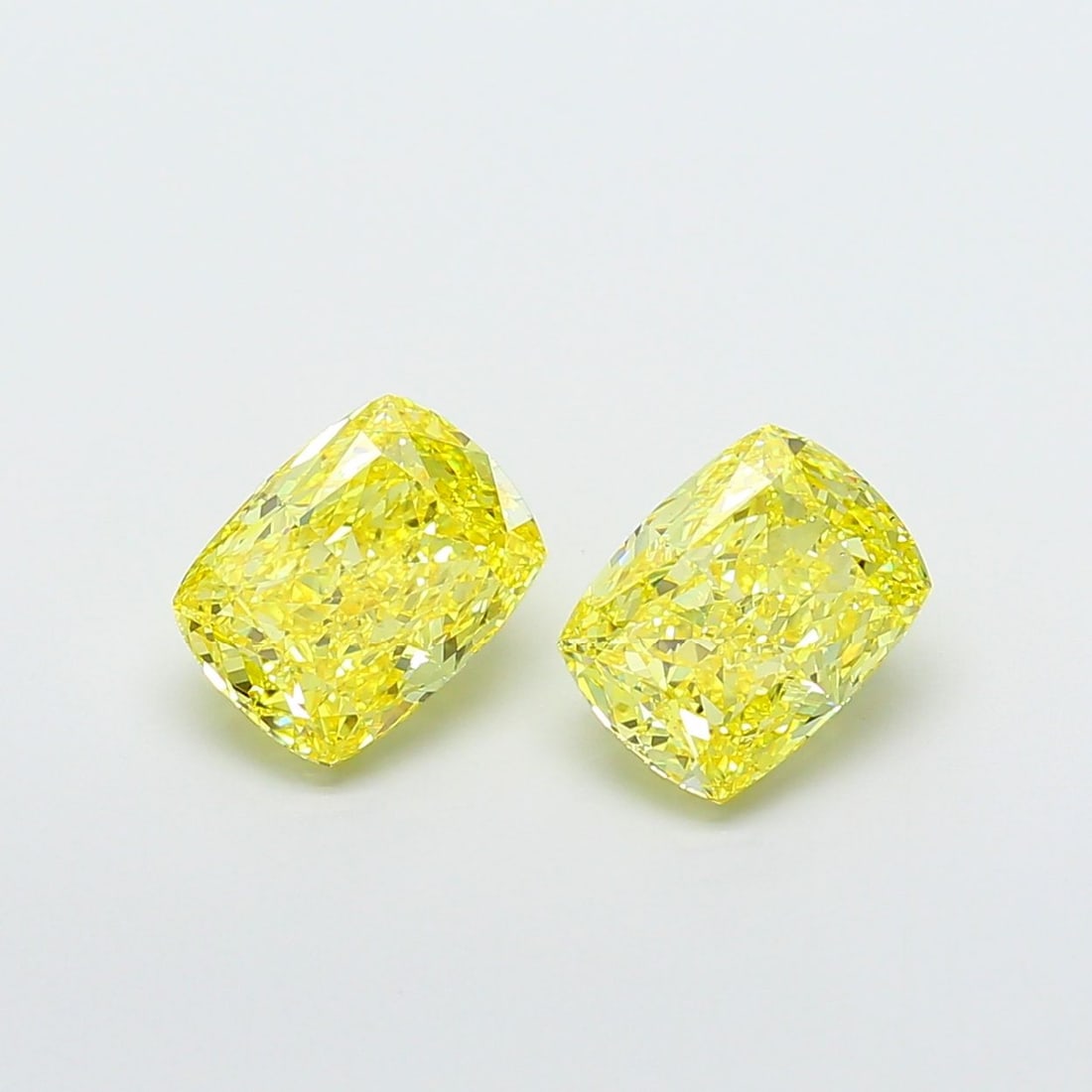 IGI Cushion Modified 3.01ct Fancy Vivid Yellow VVS2 - Loose Lab Diamond: IGI Cushion Modified 3.01ct Fancy Vivid Yellow VVS2 - Loose Lab Diamond Item Specifics: Source: This Is A Real Diamond Grown In A Lab Not Mined. Carat: 3.01 Cut: - Color: Fancy Vivid Yellow Clarity: V