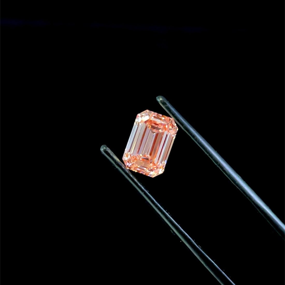 IGI Emerald 2.07ct Fancy Vivid Pink VVS2 - Loose Lab Diamond: IGI Emerald 2.07ct Fancy Vivid Pink VVS2 - Loose Lab Diamond Item Specifics: Source: This Is A Real Diamond Grown In A Lab Not Mined. Carat: 2.07 Cut: - Color: Fancy Vivid Pink Clarity: VVS2 Polish: E