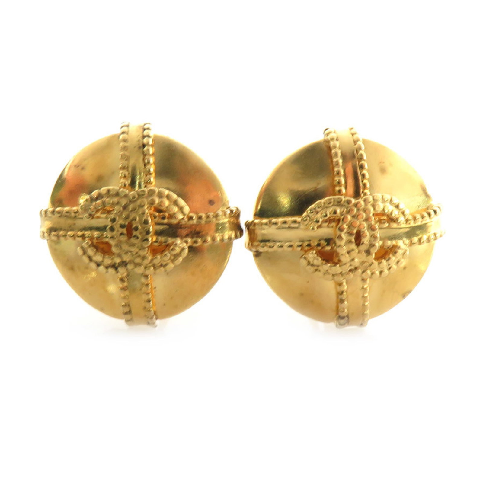Clip earrings metal by Chanel: Clip earrings metal by Chanel Gold clip earrings by Chanel, bearing traces of usage and minor scratches. These metal earrings are in good condition despite showing signs of wear. The classic design