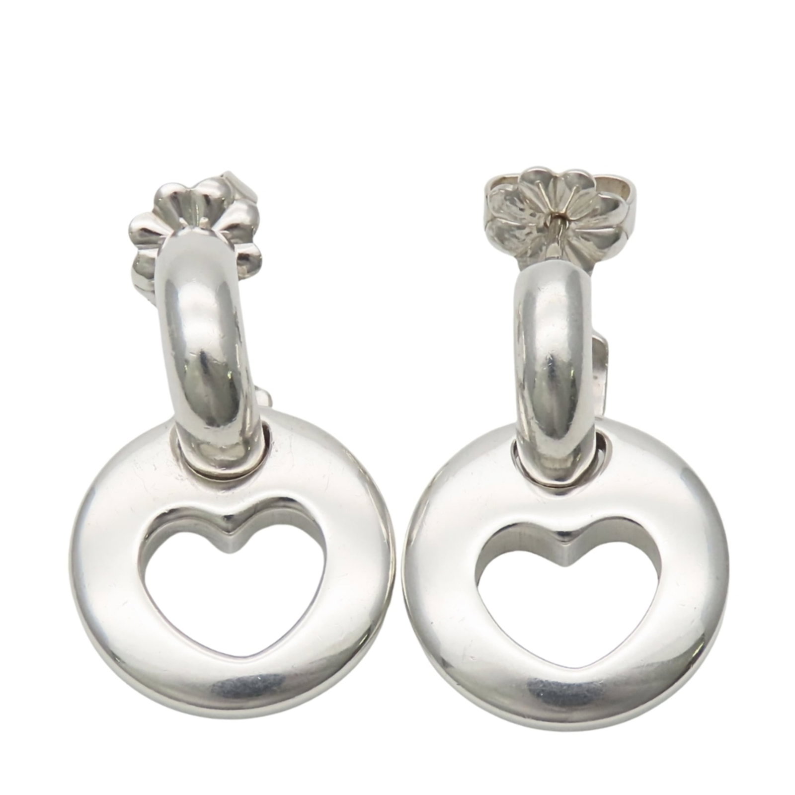 Silver 925 stud earrings by Tiffany: Silver 925 stud earrings by Tiffany Silver 925 stud earrings by Tiffany, featuring a classic design with a subtle sheen. Made from high-quality silver, these earrings showcase the iconic brand's atten