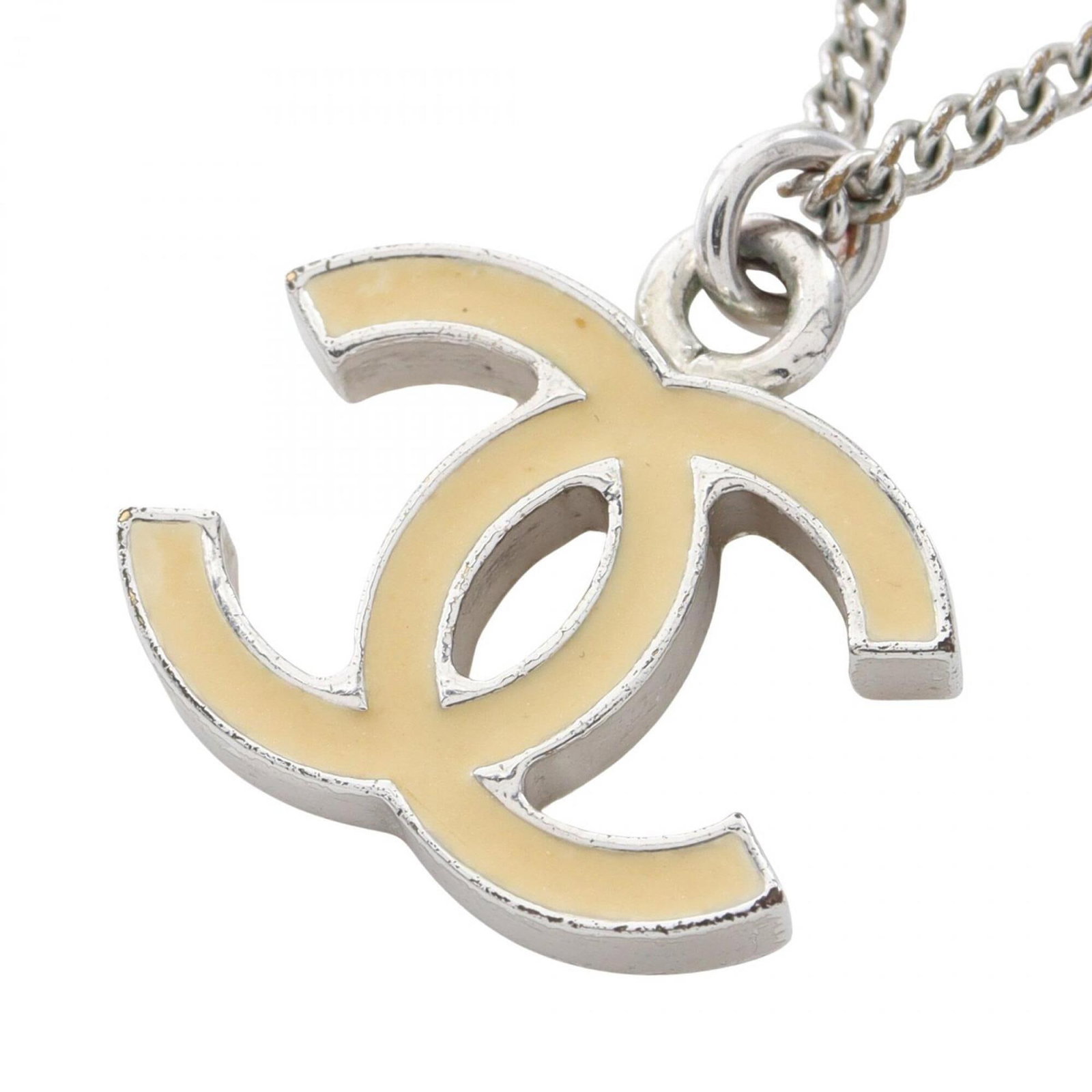 Women's silver necklace mark Coco Chanel with stainless steel and beige: Women's silver necklace mark Coco Chanel with stainless steel and beige Stainless steel and beige mark Coco Chanel necklace with a silver finish, bearing the iconic brand logo. The necklace features